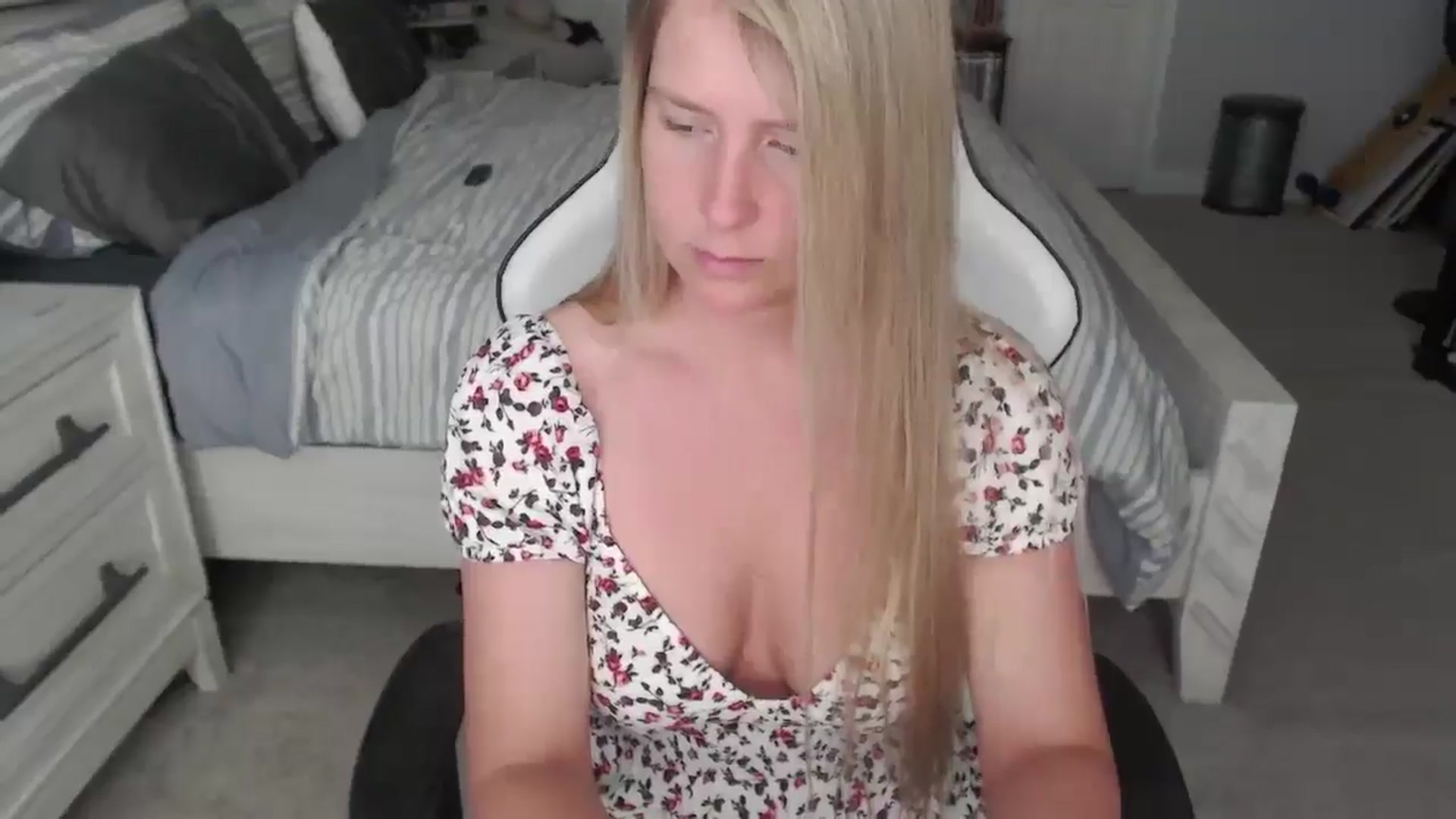Gallery image thumbnail from ZenZoey's myfreecams stream on, 04/14/2025, 15:24 image 2 of 20