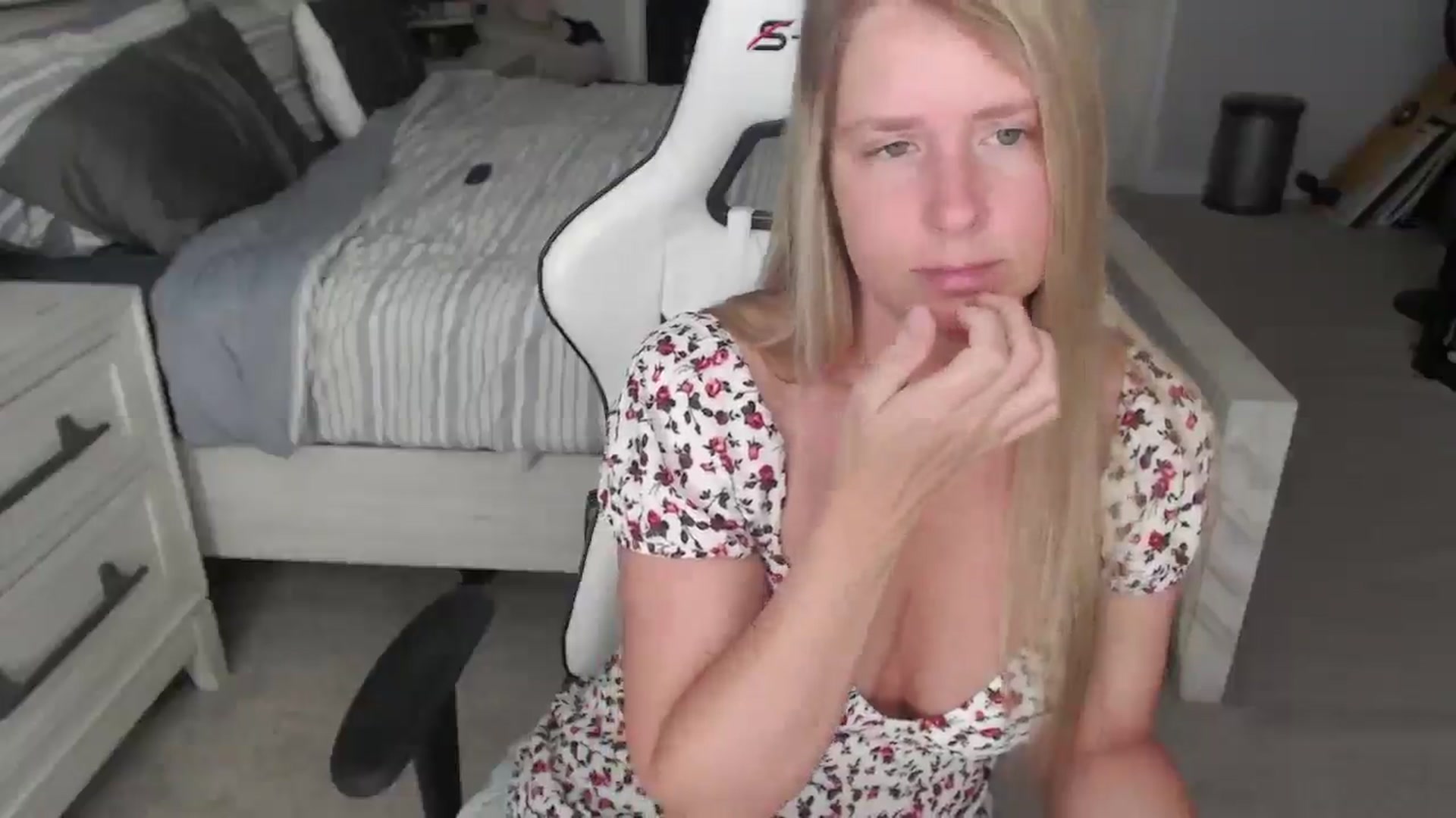 Gallery image thumbnail from ZenZoey's myfreecams stream on, 04/14/2025, 15:24 image 11 of 20