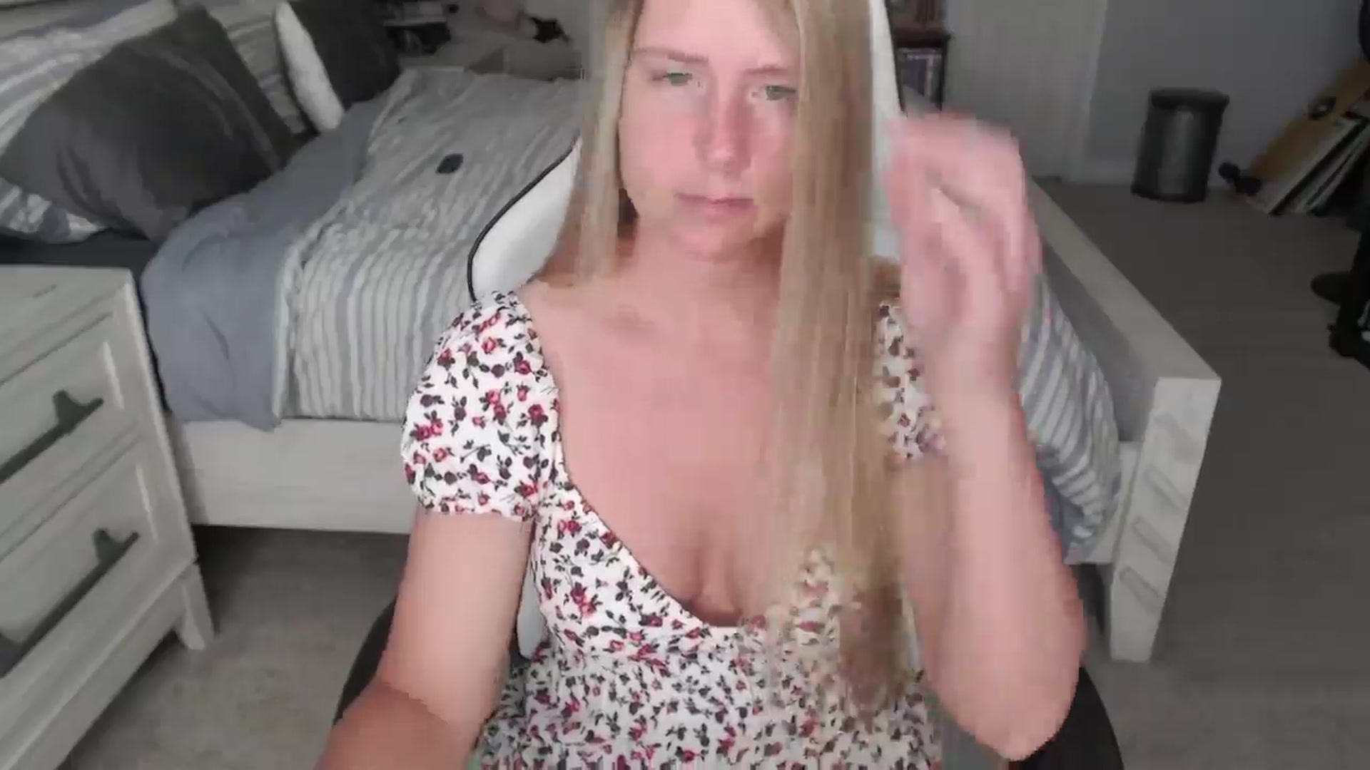 Gallery image thumbnail from ZenZoey's myfreecams stream on, 04/14/2025, 15:24 image 3 of 20