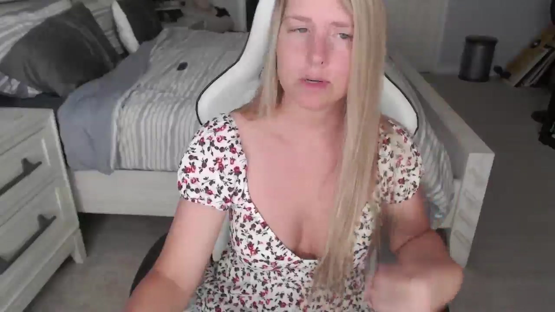 Gallery image thumbnail from ZenZoey's myfreecams stream on, 04/14/2025, 15:24 image 4 of 20