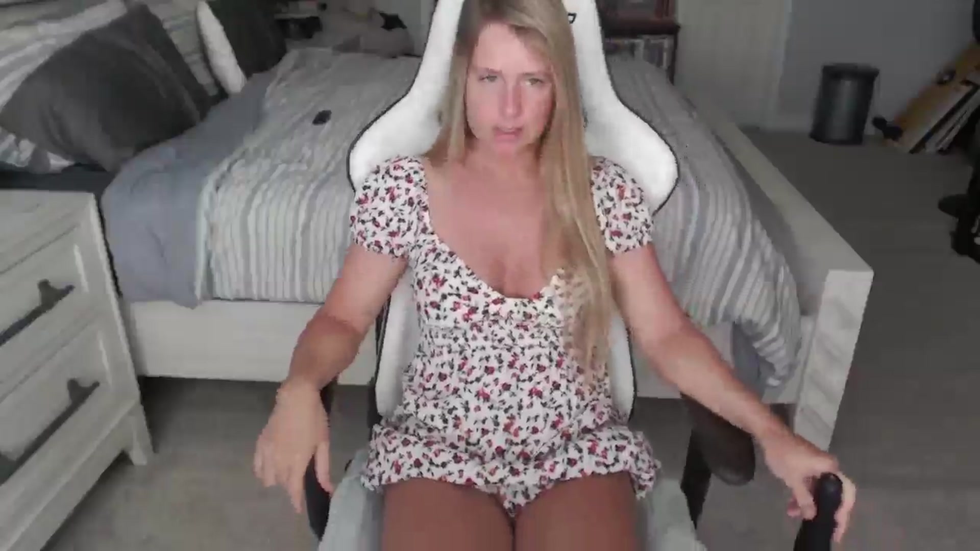 Gallery image thumbnail from ZenZoey's myfreecams stream on, 04/14/2025, 15:24 image 17 of 20