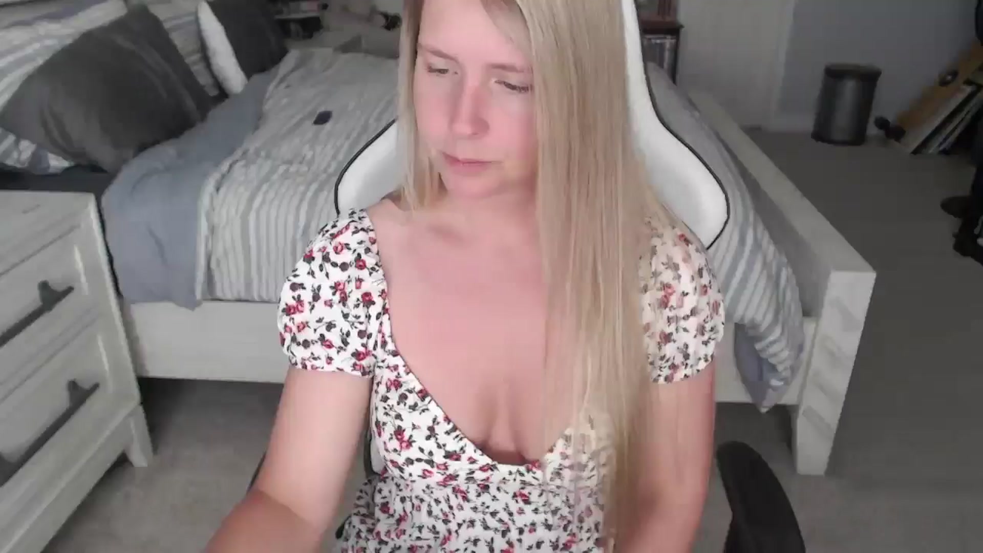 Gallery image thumbnail from ZenZoey's myfreecams stream on, 04/14/2025, 15:24 image 1 of 20