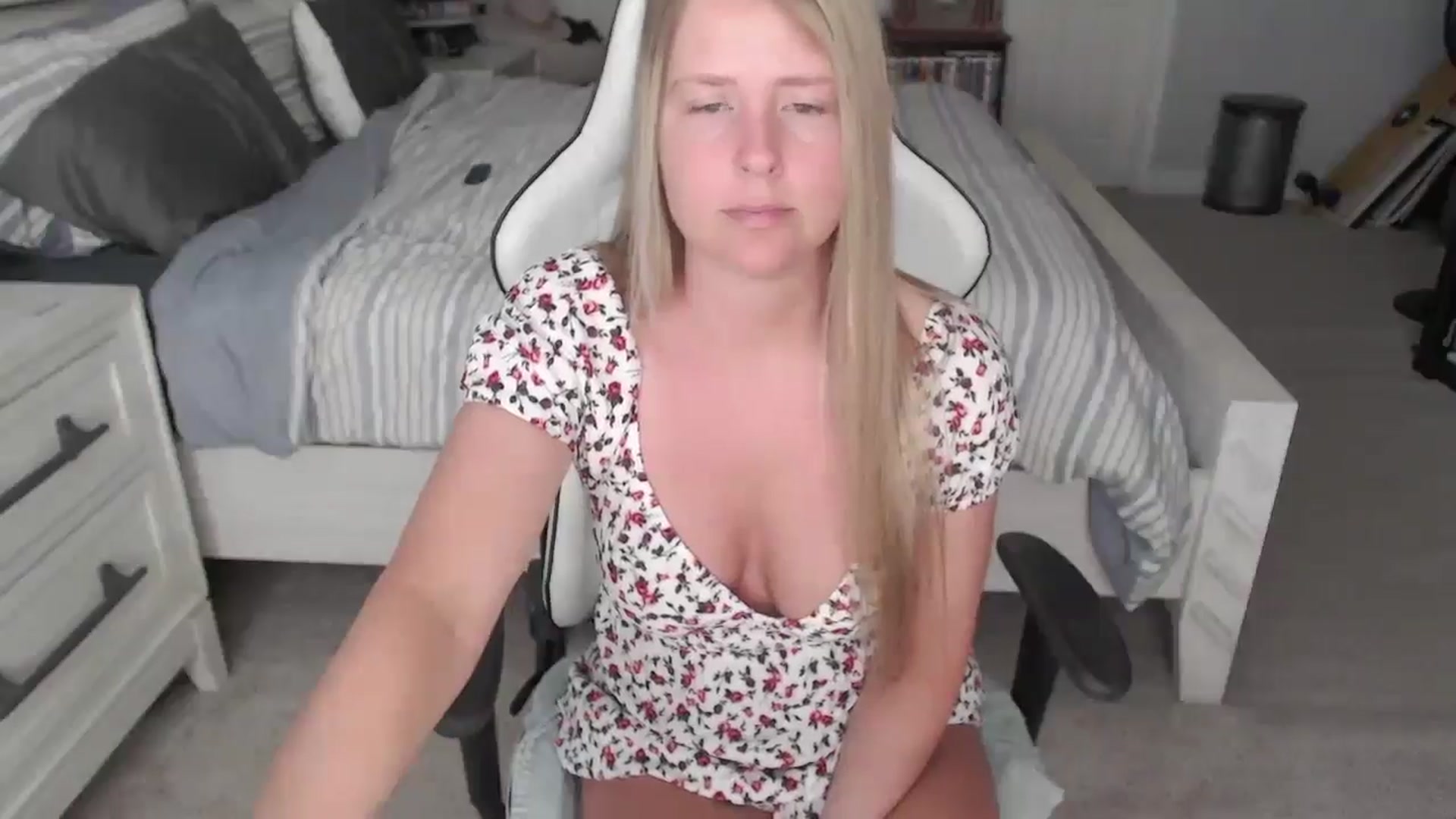 Gallery image thumbnail from ZenZoey's myfreecams stream on, 04/14/2025, 15:24 image 19 of 20