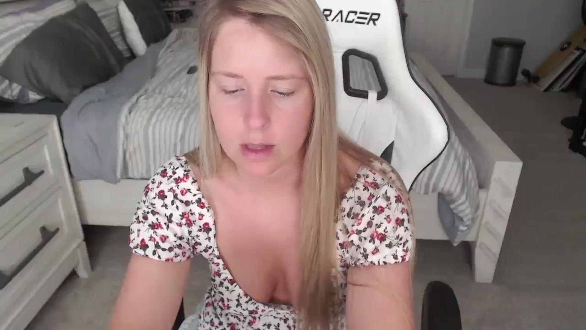 Gallery image thumbnail from ZenZoey's myfreecams stream on, 04/14/2025, 15:24 image 15 of 20