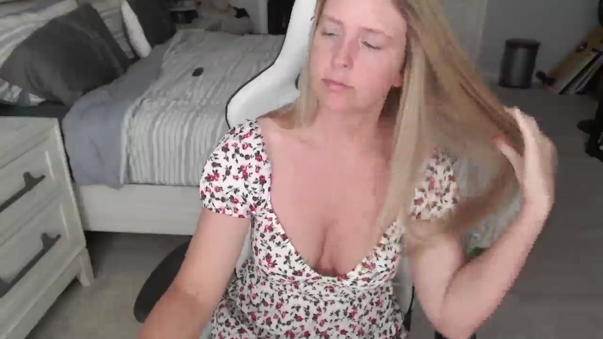 Gallery image thumbnail from ZenZoey's myfreecams stream on, 04/14/2025, 15:24 image 14 of 20