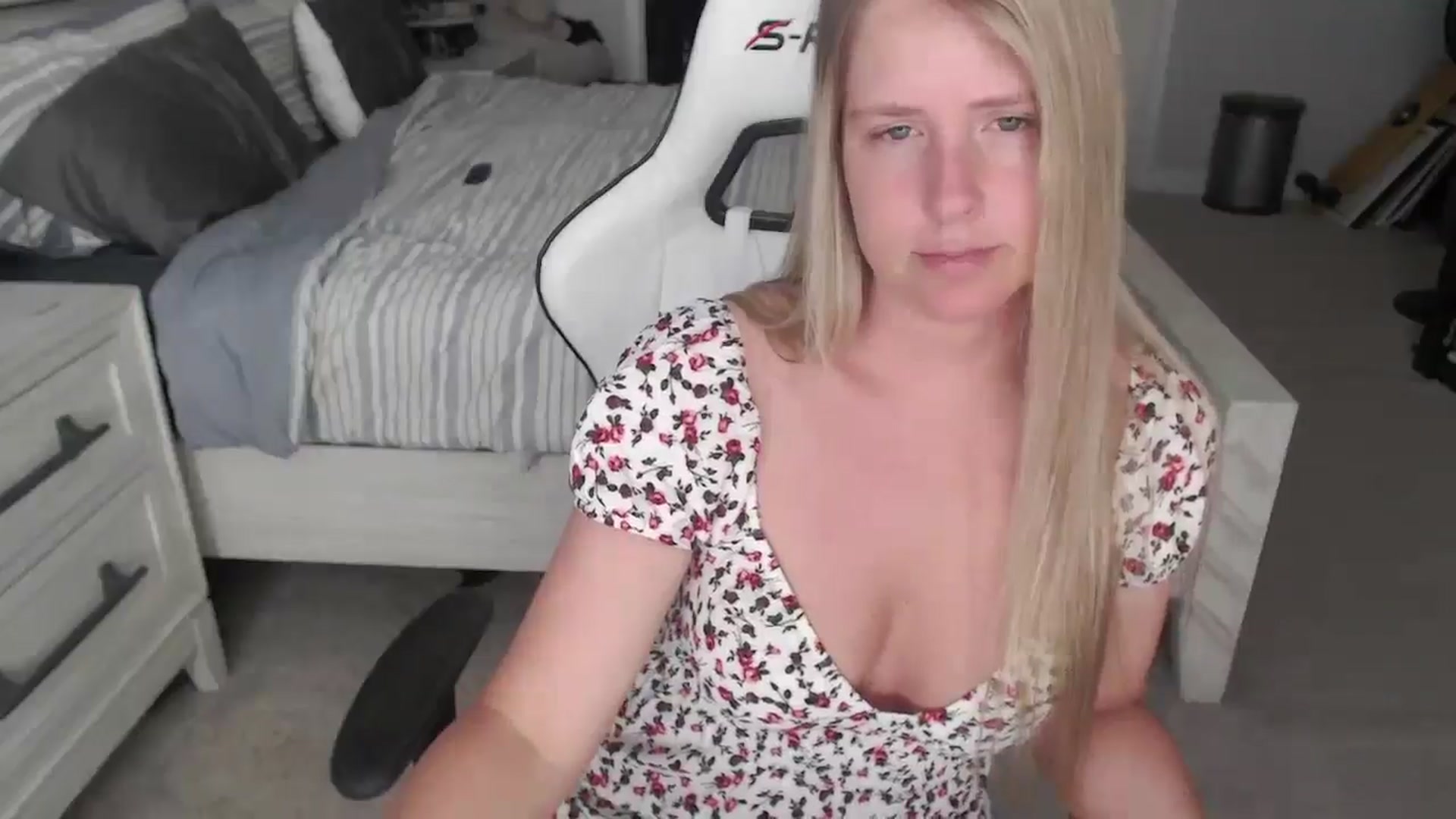 Gallery image thumbnail from ZenZoey's myfreecams stream on, 04/14/2025, 15:24 image 9 of 20