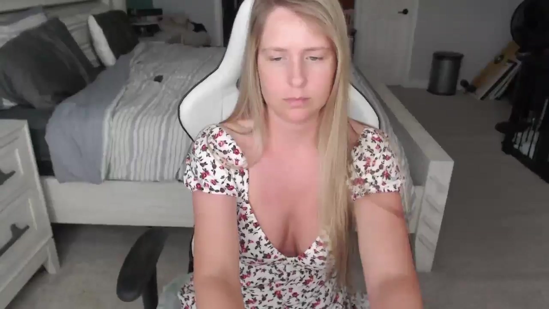 Gallery image thumbnail from ZenZoey's myfreecams stream on, 04/14/2025, 18:47 image 19 of 20