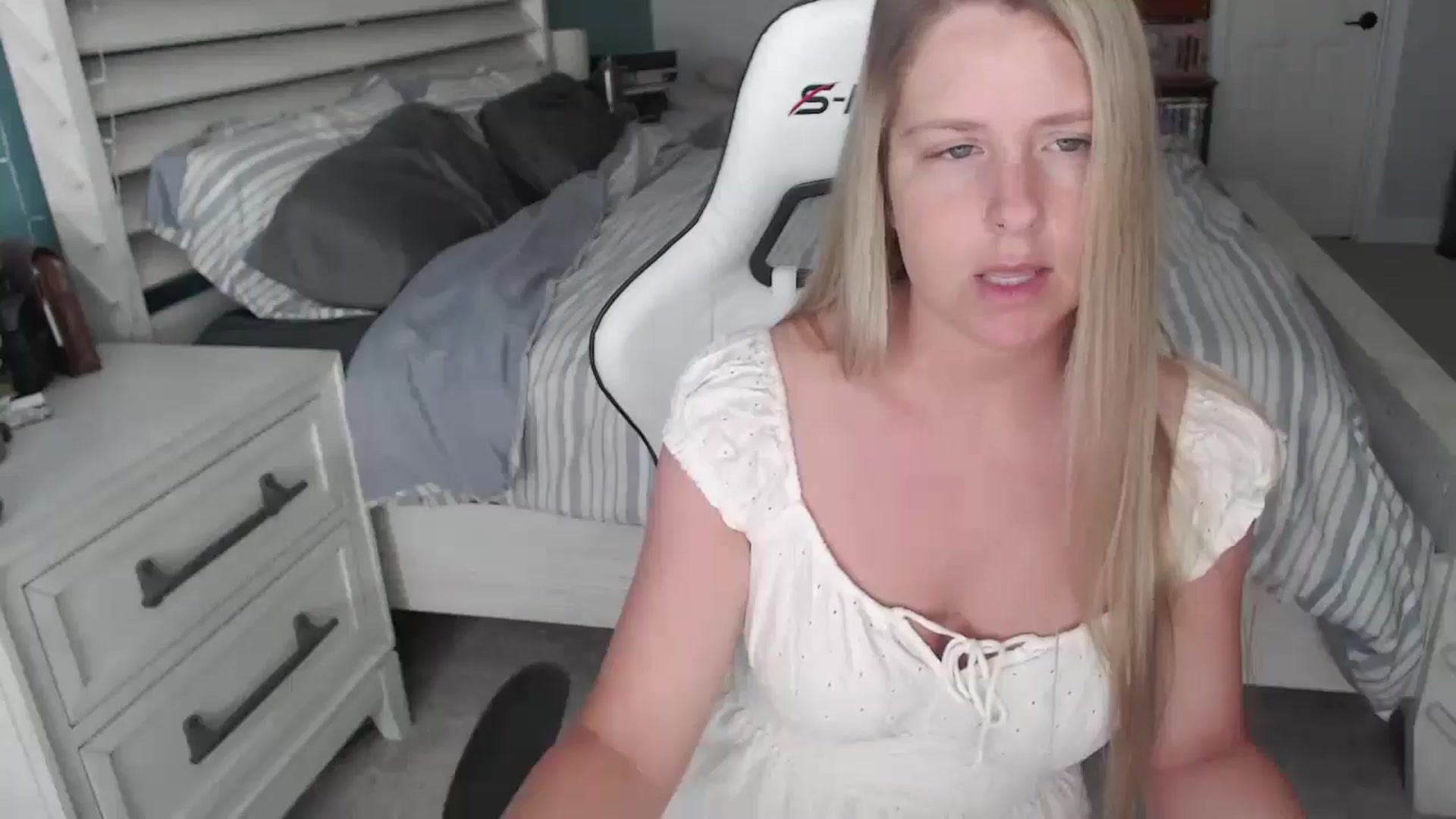 Gallery image thumbnail from ZenZoey's myfreecams stream on, 04/15/2025, 15:56 image 5 of 20