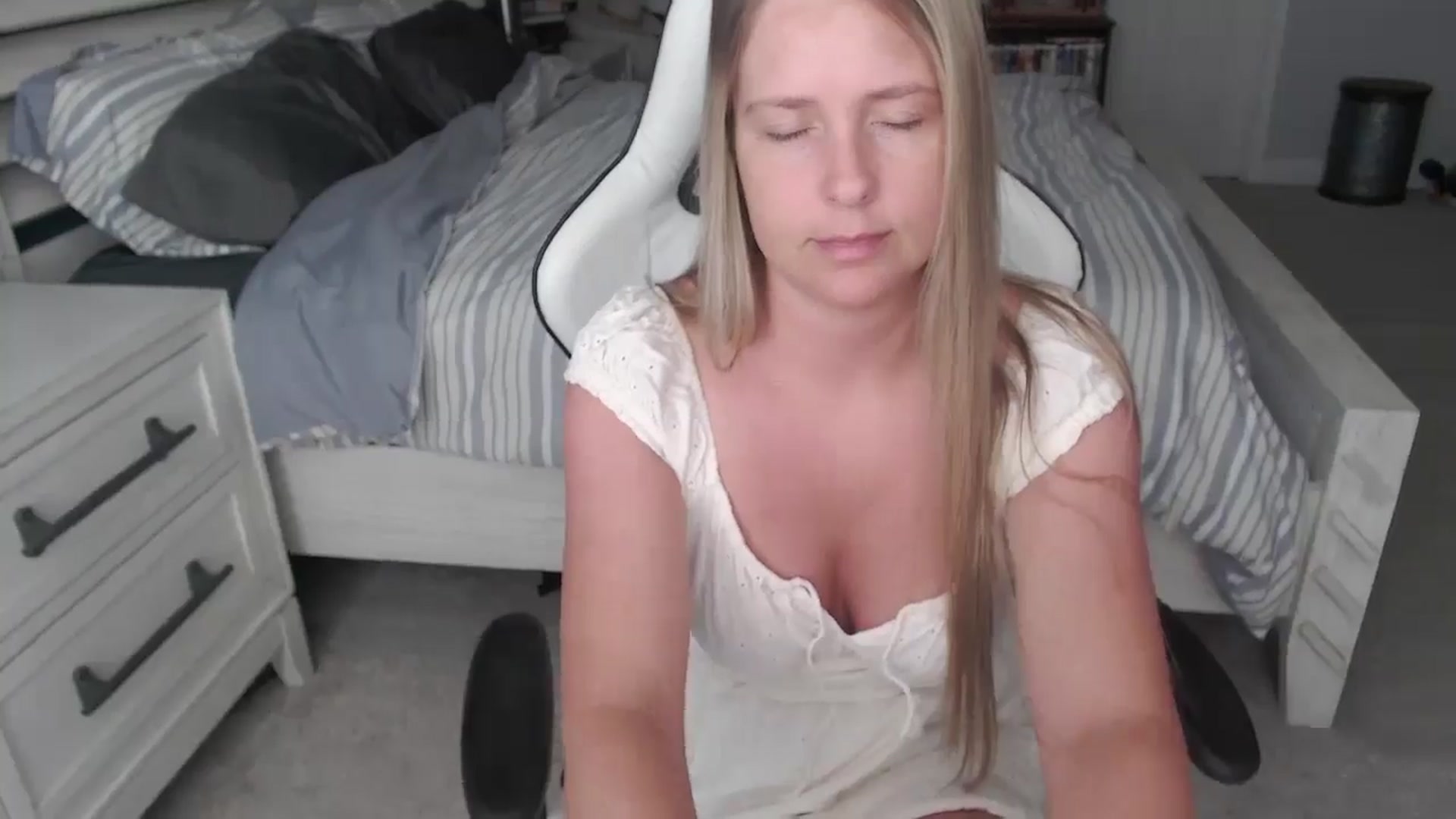 Gallery image thumbnail from ZenZoey's myfreecams stream on, 04/15/2025, 17:41 image 6 of 20