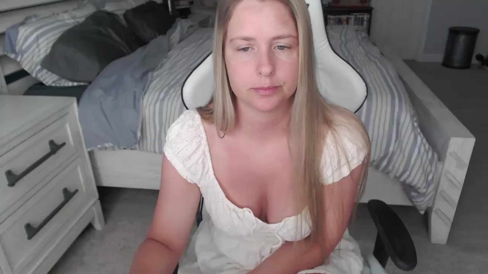 Gallery image thumbnail from ZenZoey's myfreecams stream on, 04/15/2025, 17:41 image 7 of 20