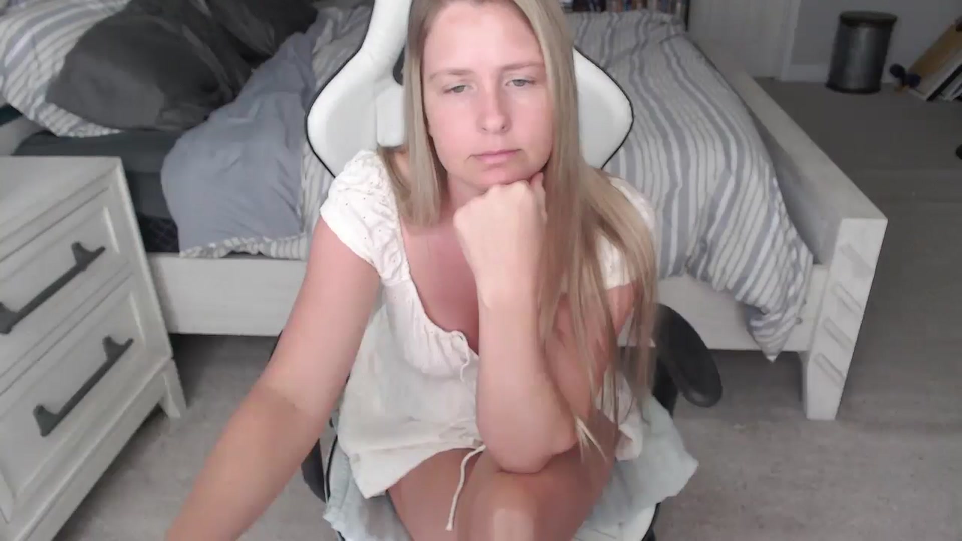 Gallery image thumbnail from ZenZoey's myfreecams stream on, 04/15/2025, 20:31 image 2 of 20
