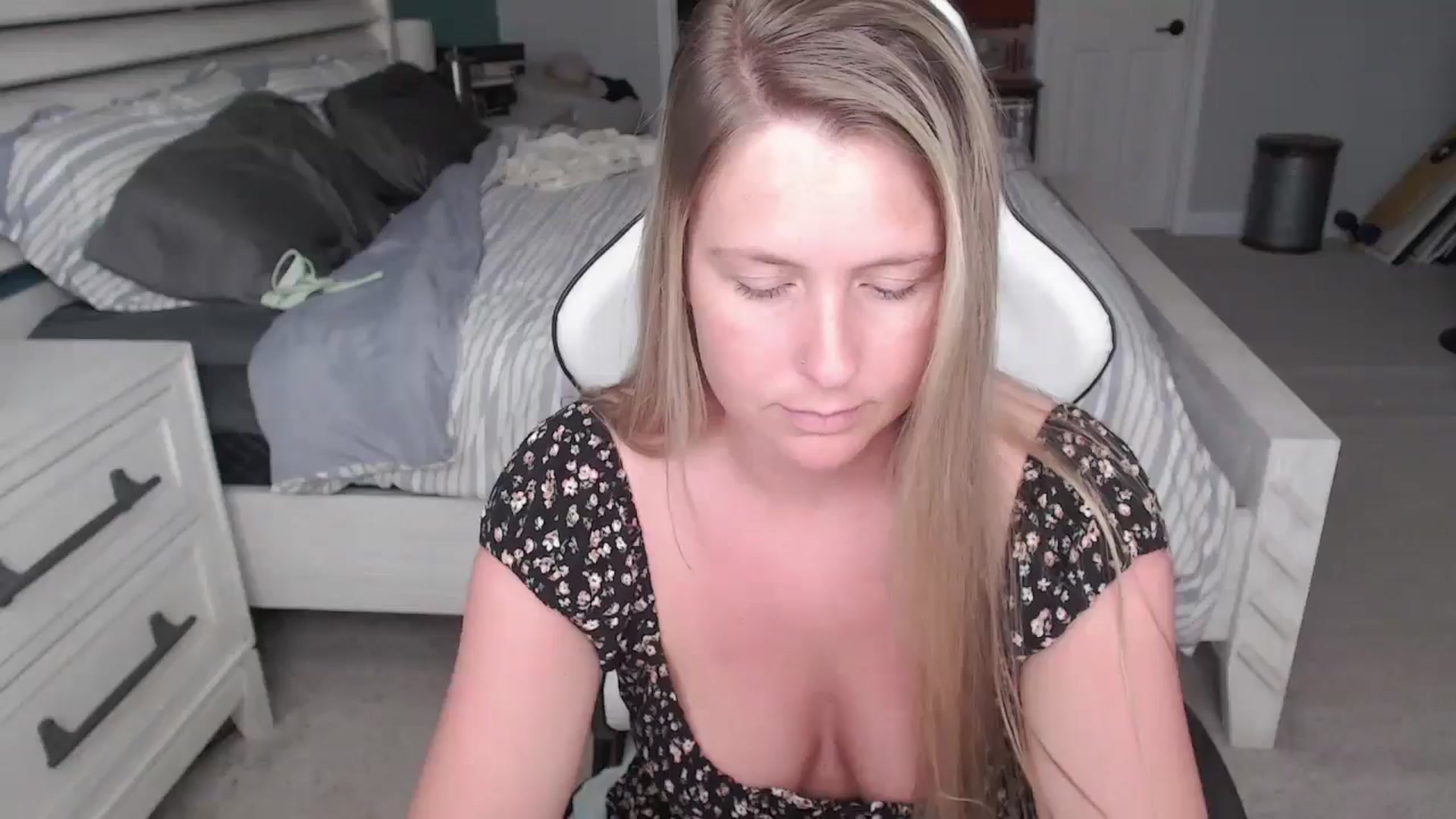 Gallery image thumbnail from ZenZoey's myfreecams stream on, 04/15/2025, 20:31 image 18 of 20