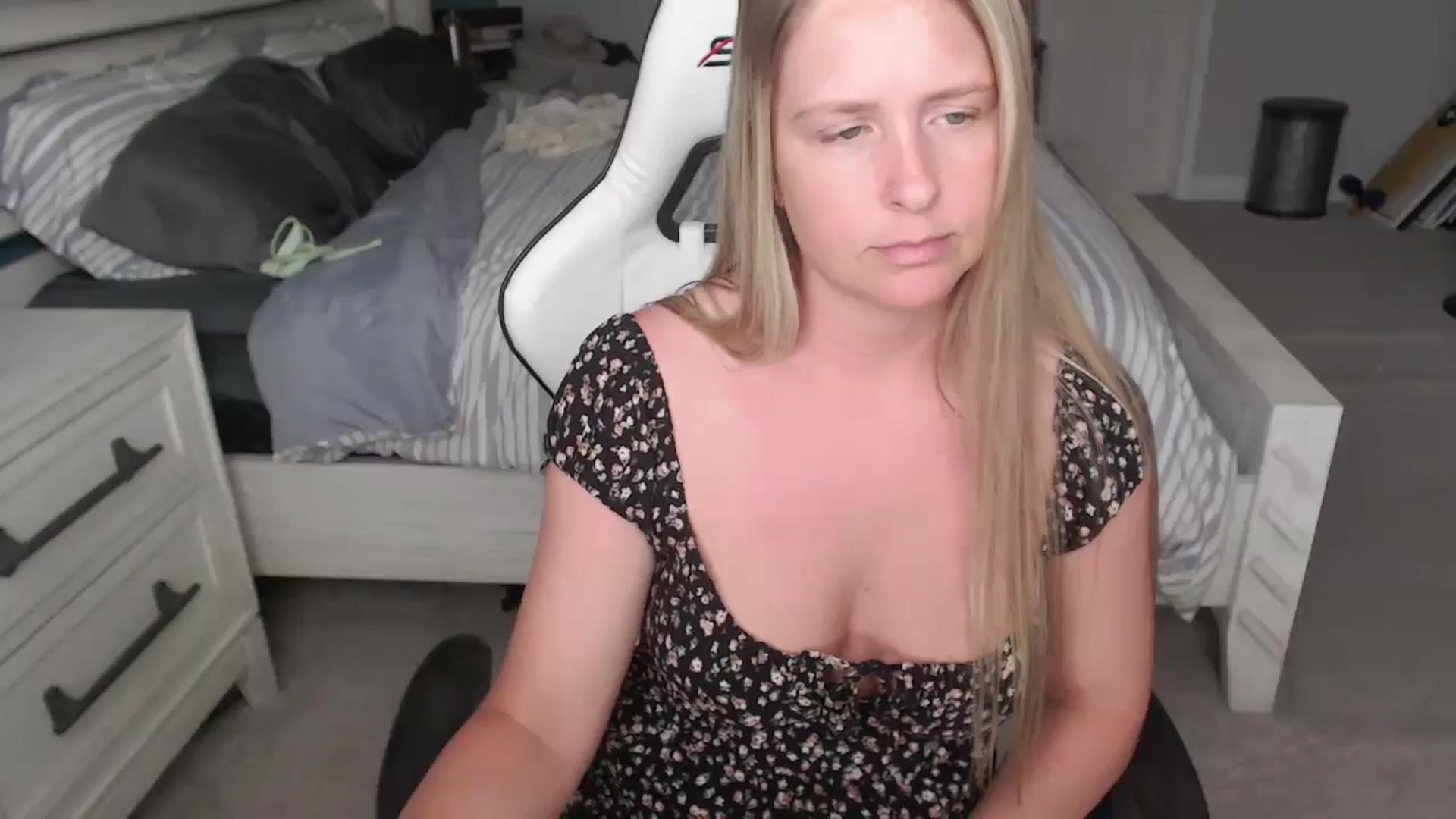 Gallery image thumbnail from ZenZoey's myfreecams stream on, 04/15/2025, 20:31 image 7 of 20