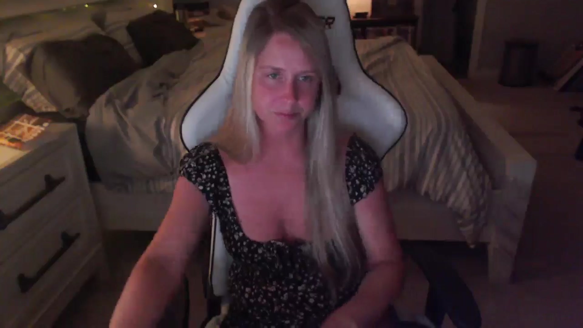 Gallery image thumbnail from ZenZoey's myfreecams stream on, 04/16/2025, 02:02 image 11 of 20