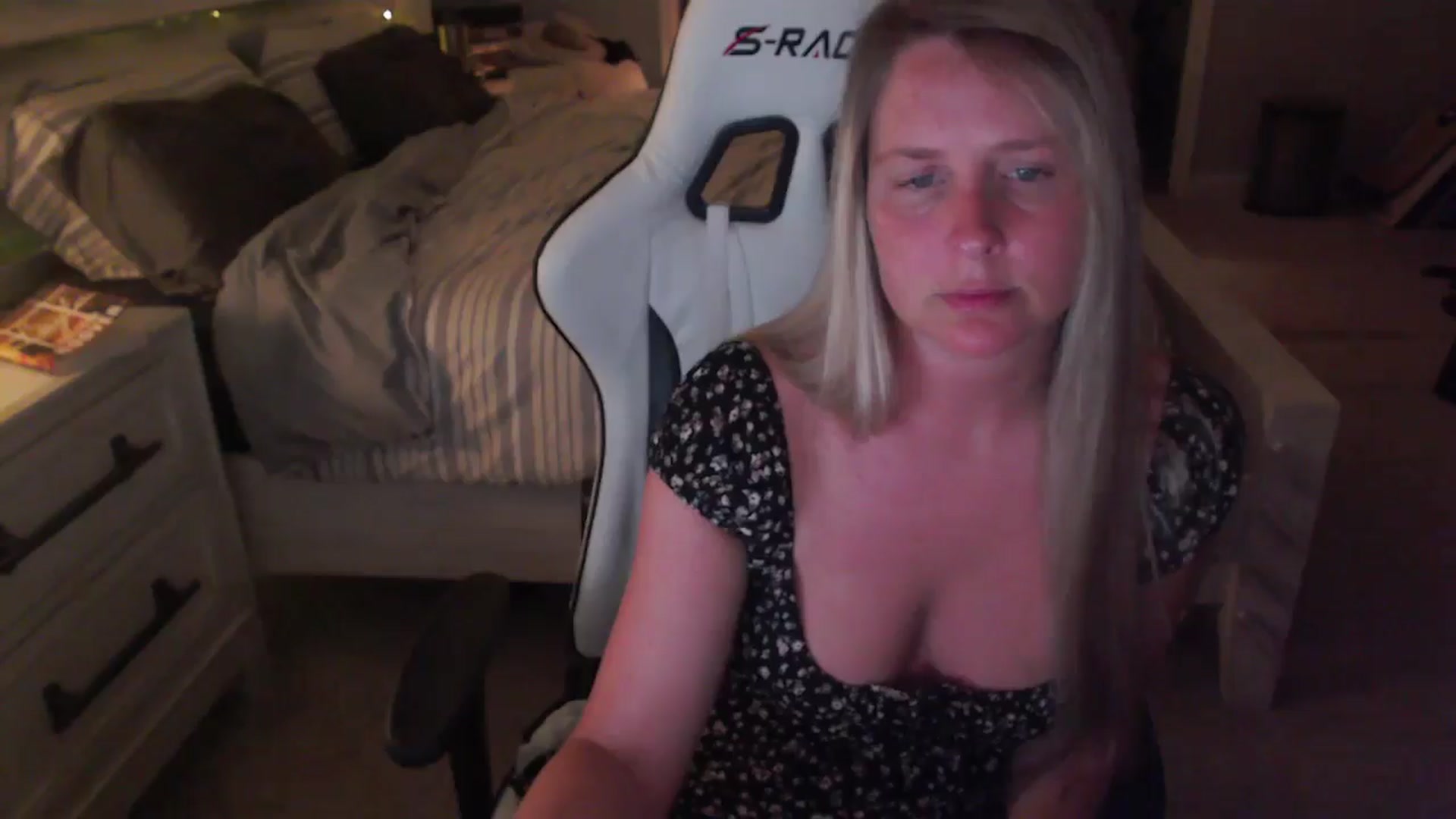 Gallery image thumbnail from ZenZoey's myfreecams stream on, 04/16/2025, 02:02 image 3 of 20