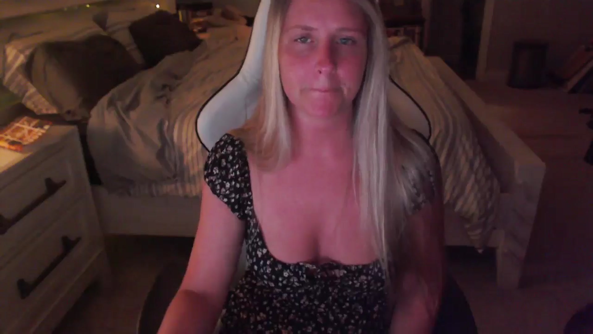 Gallery image thumbnail from ZenZoey's myfreecams stream on, 04/16/2025, 02:02 image 16 of 20