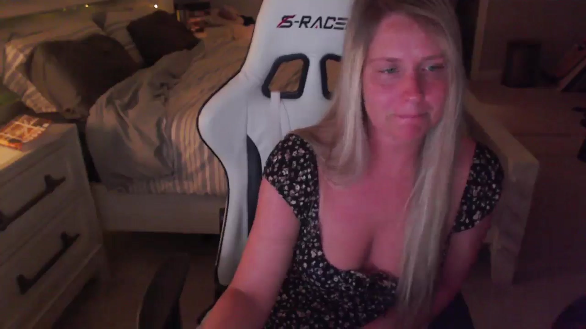 Gallery image thumbnail from ZenZoey's myfreecams stream on, 04/16/2025, 02:02 image 15 of 20