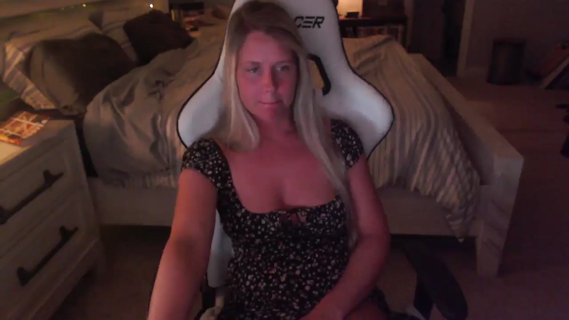 Gallery image thumbnail from ZenZoey's myfreecams stream on, 04/16/2025, 02:02 image 14 of 20