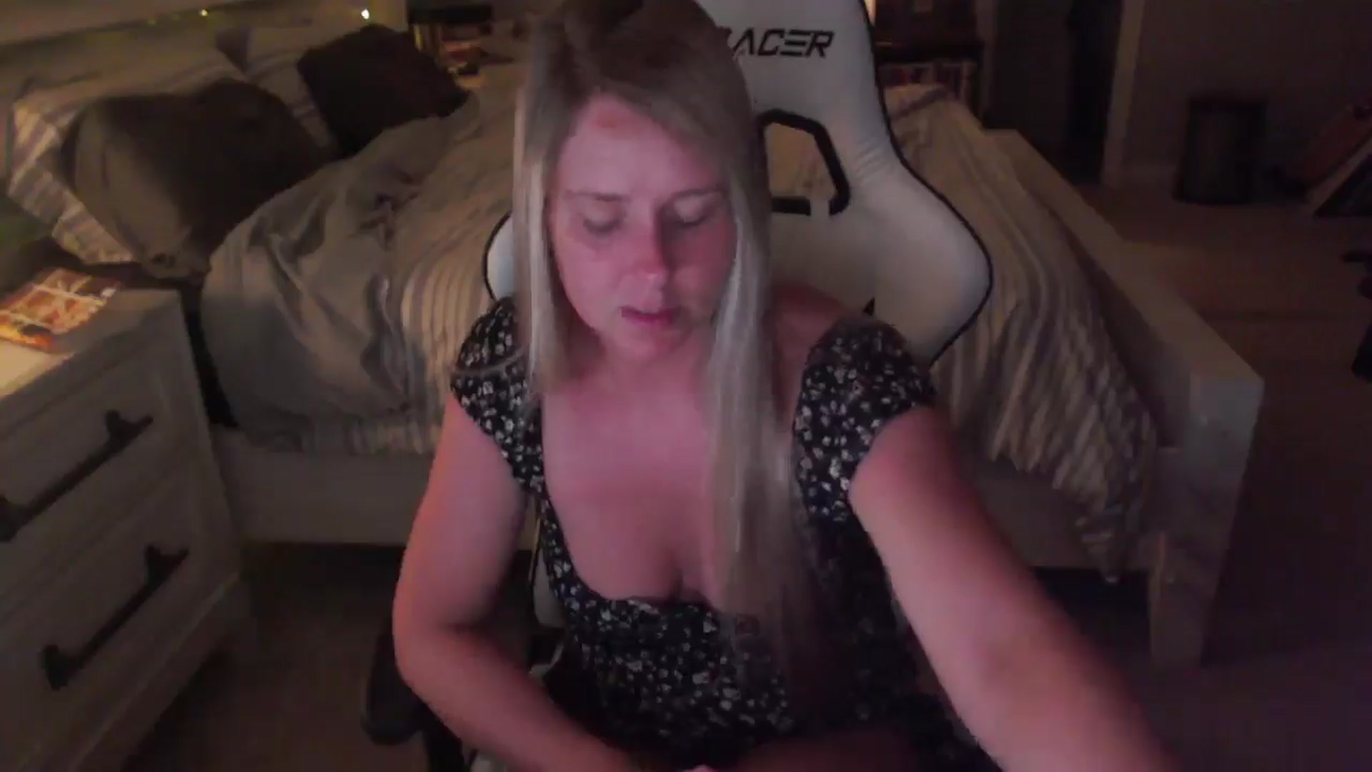 Gallery image thumbnail from ZenZoey's myfreecams stream on, 04/16/2025, 02:02 image 9 of 20