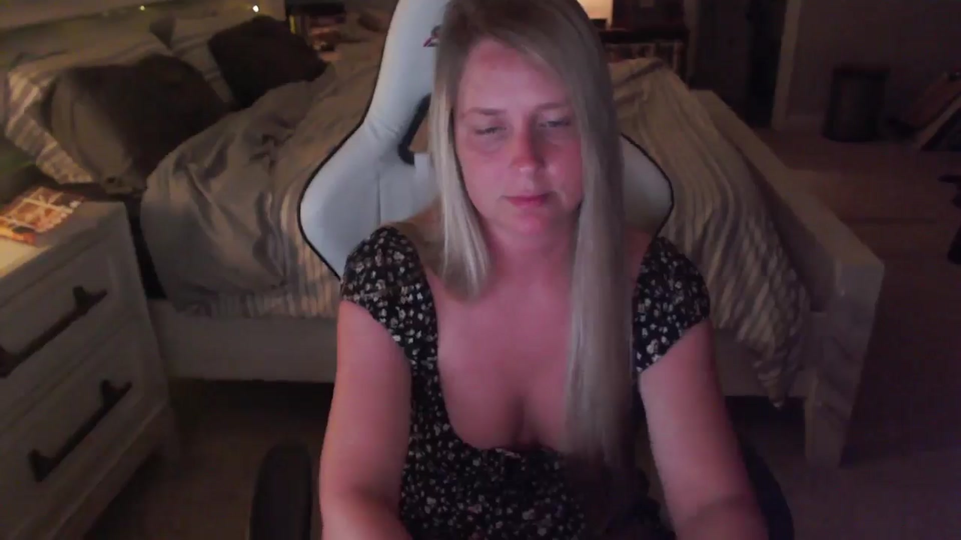 Gallery image thumbnail from ZenZoey's myfreecams stream on, 04/16/2025, 02:02 image 12 of 20