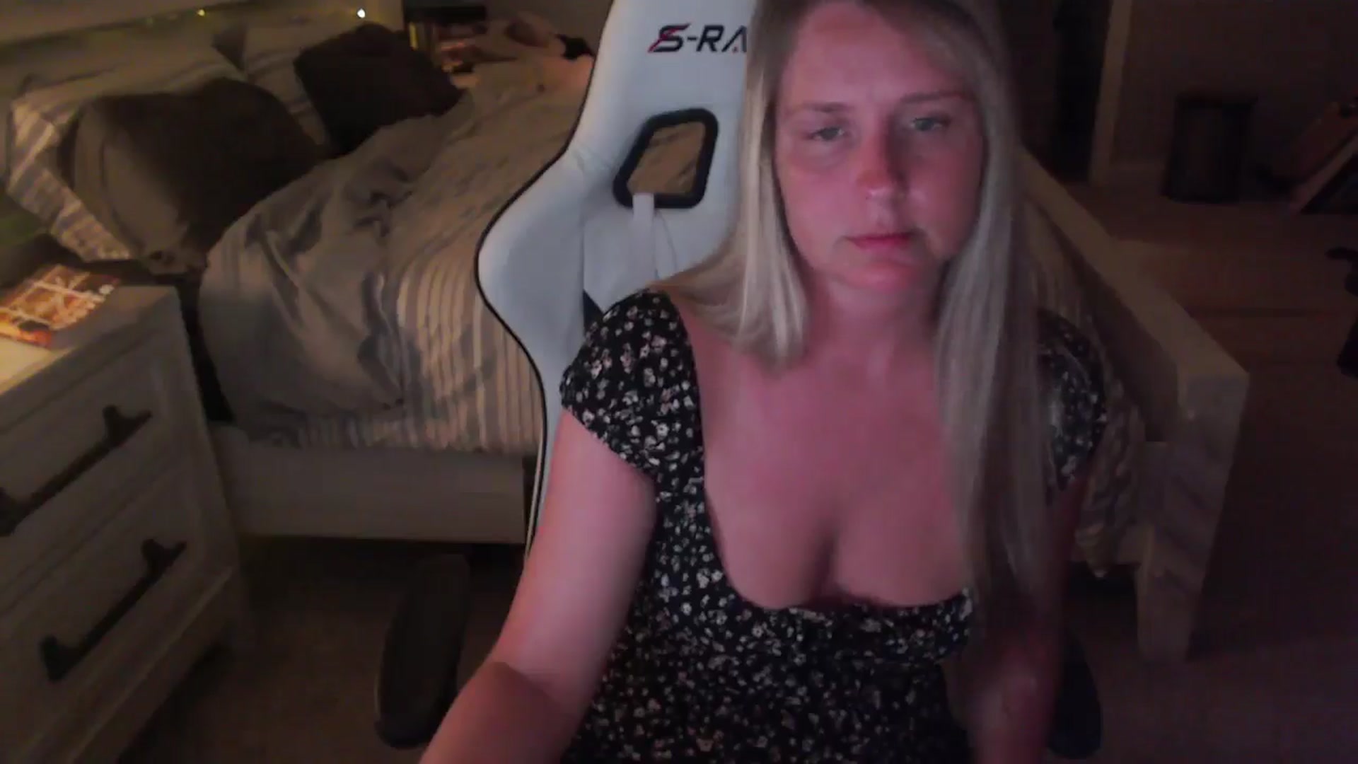 Gallery image thumbnail from ZenZoey's myfreecams stream on, 04/16/2025, 02:02 image 2 of 20