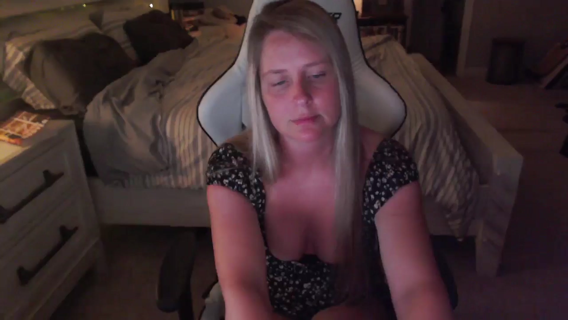 Gallery image thumbnail from ZenZoey's myfreecams stream on, 04/16/2025, 02:02 image 10 of 20