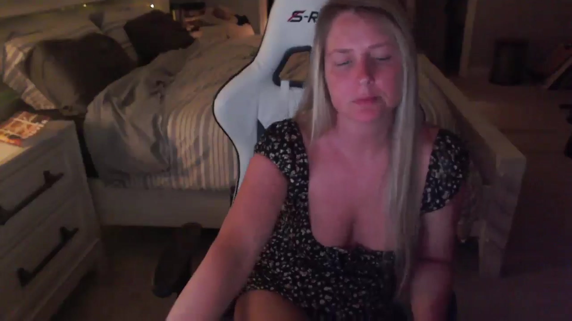Gallery image thumbnail from ZenZoey's myfreecams stream on, 04/16/2025, 02:02 image 7 of 20