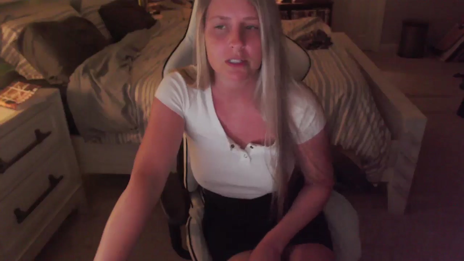 Gallery image thumbnail from ZenZoey's myfreecams stream on, 04/16/2025, 03:27 image 19 of 20