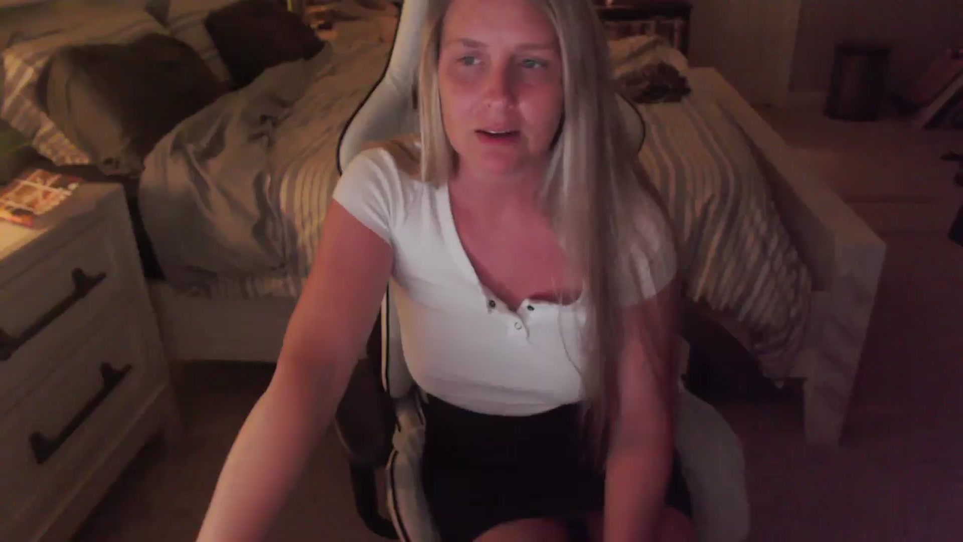 Gallery image thumbnail from ZenZoey's myfreecams stream on, 04/16/2025, 03:27 image 18 of 20