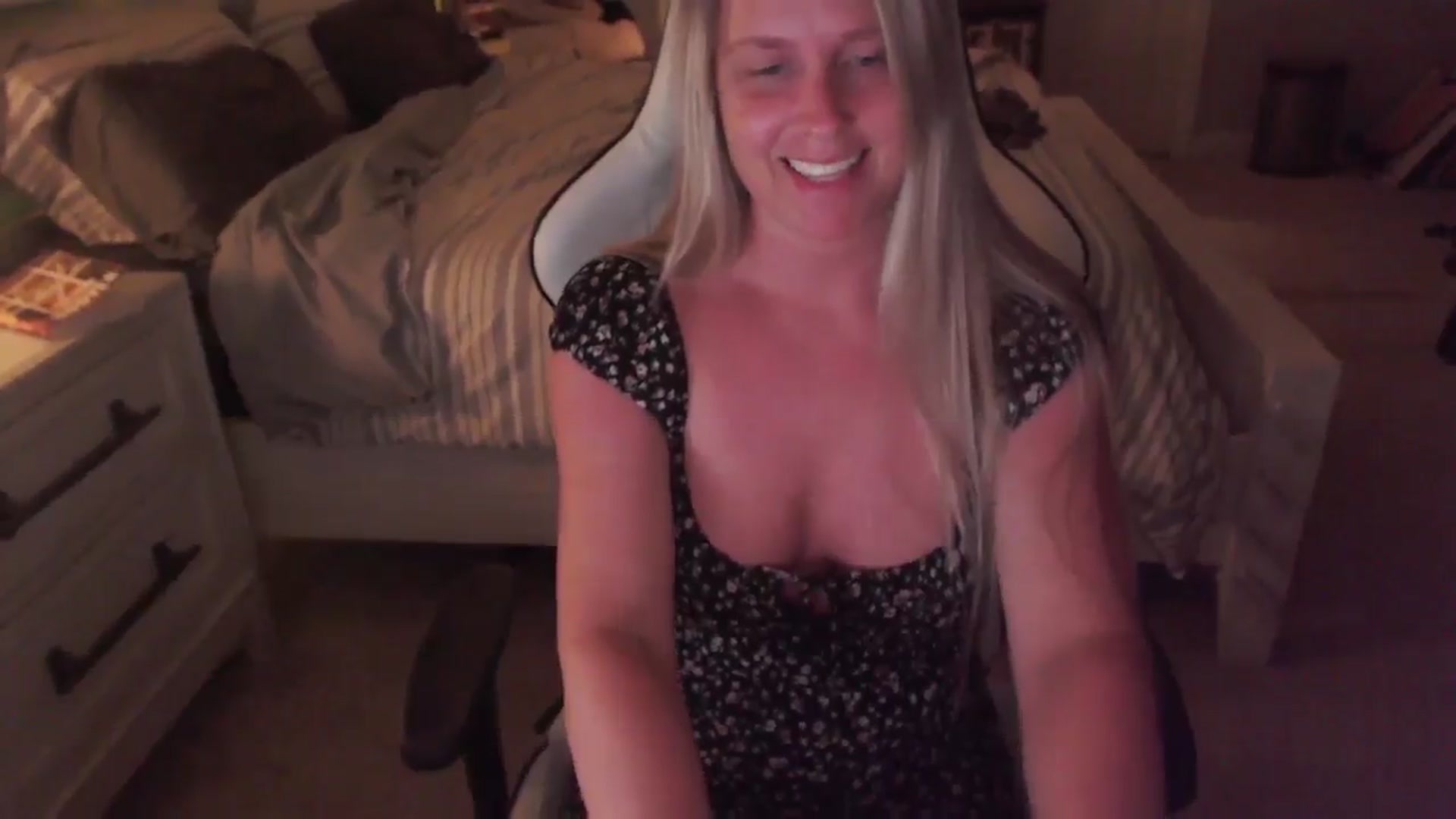 Gallery image thumbnail from ZenZoey's myfreecams stream on, 04/16/2025, 03:27 image 5 of 20