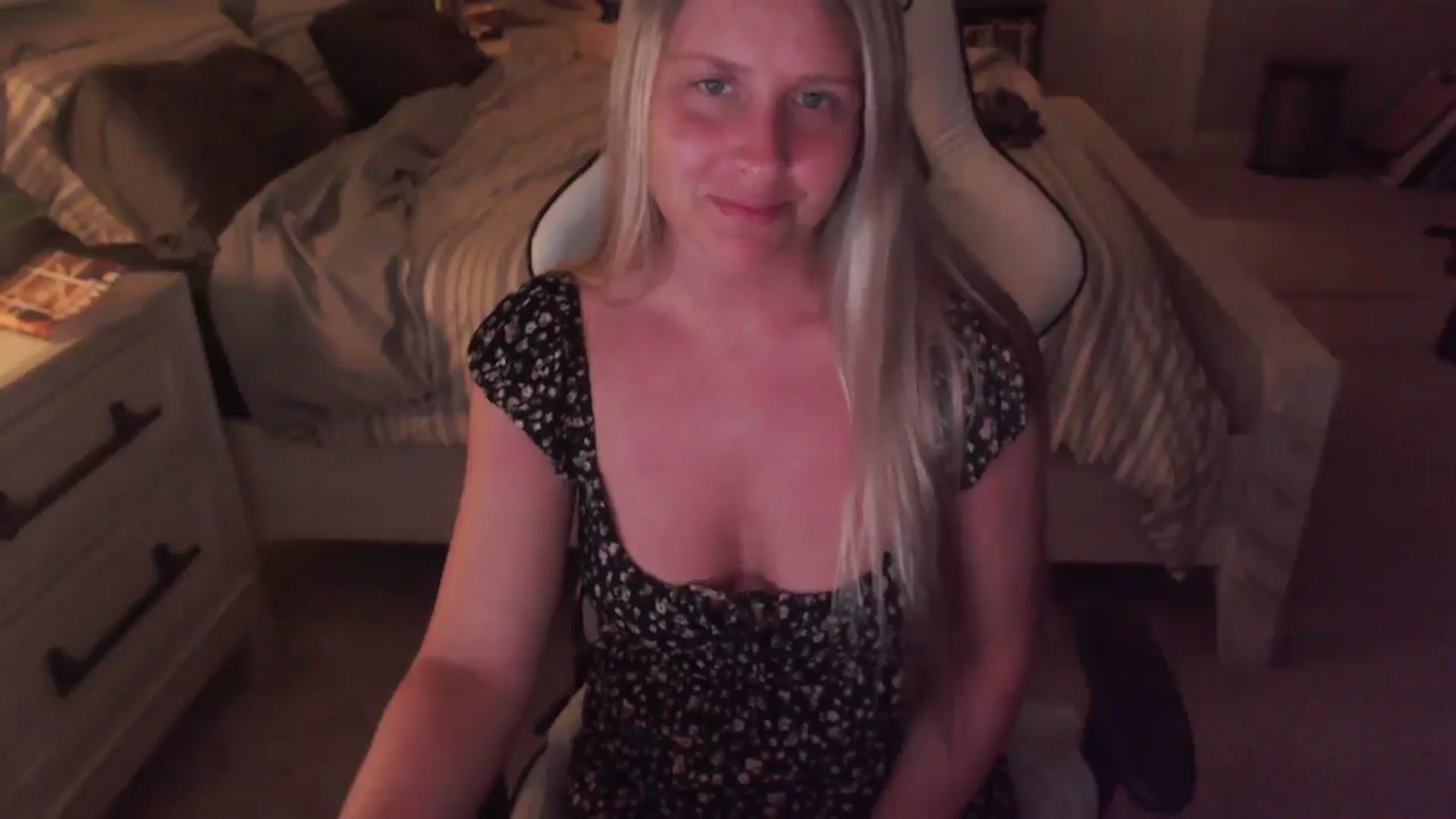Gallery image thumbnail from ZenZoey's myfreecams stream on, 04/16/2025, 03:27 image 6 of 20