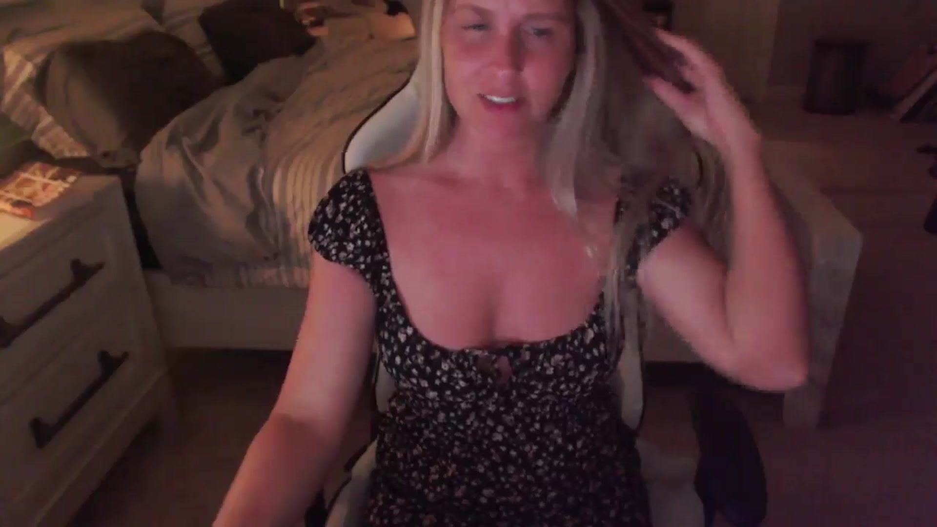 Gallery image thumbnail from ZenZoey's myfreecams stream on, 04/16/2025, 03:27 image 4 of 20