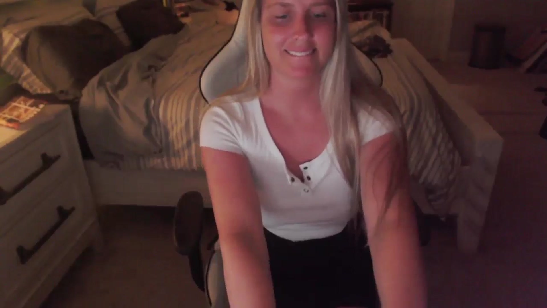 Gallery image thumbnail from ZenZoey's myfreecams stream on, 04/16/2025, 03:27 image 15 of 20