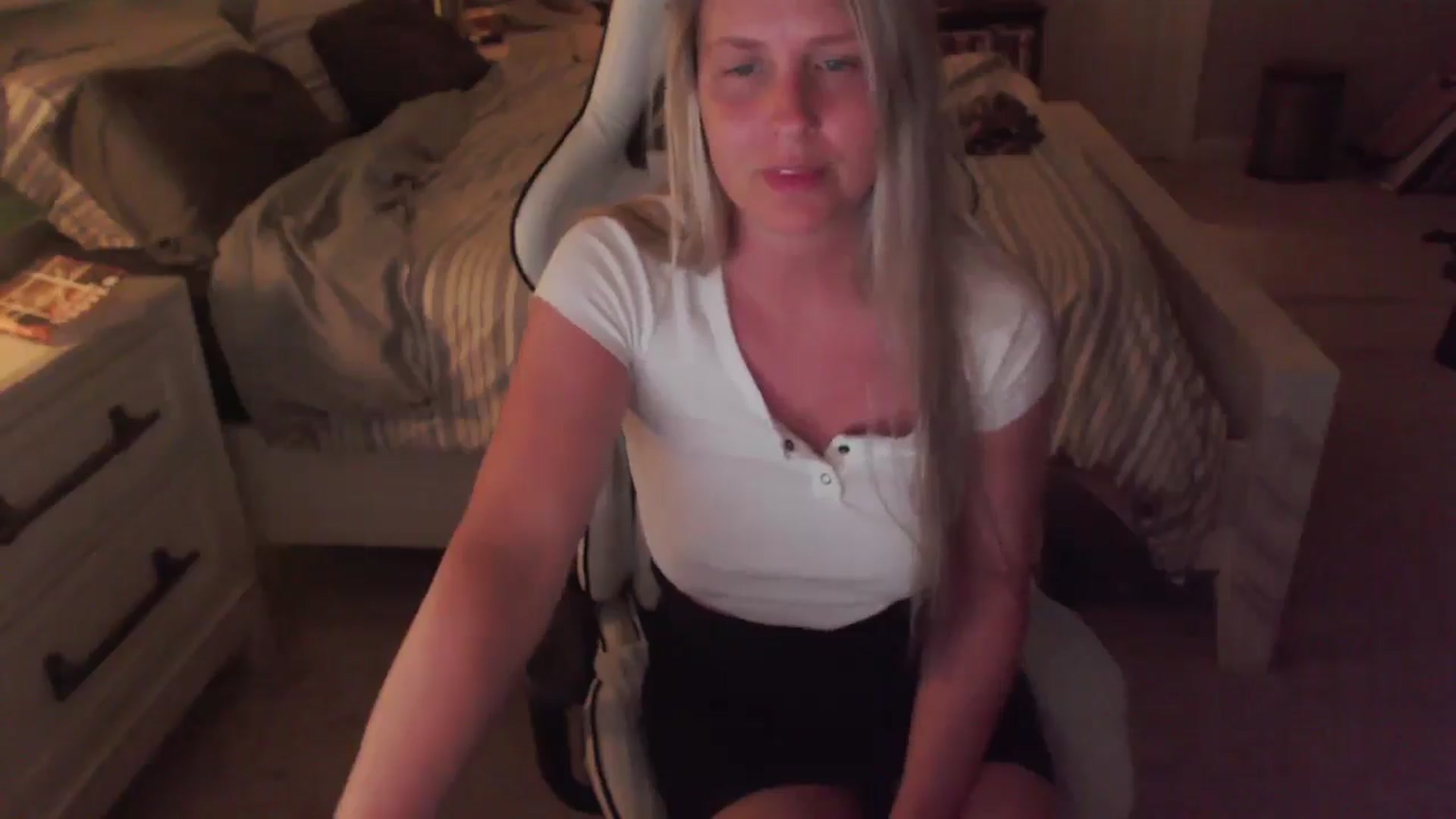 Gallery image thumbnail from ZenZoey's myfreecams stream on, 04/16/2025, 03:27 image 20 of 20