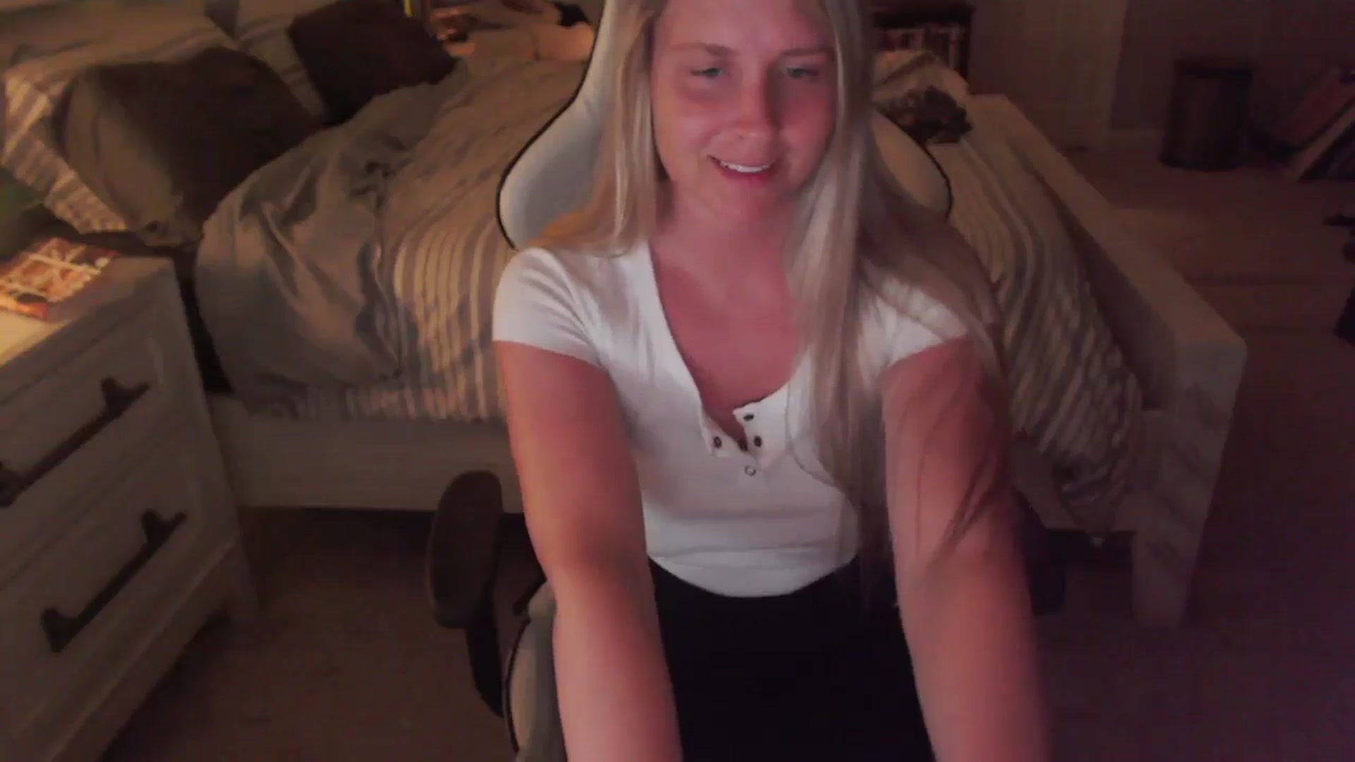 Gallery image thumbnail from ZenZoey's myfreecams stream on, 04/16/2025, 03:27 image 16 of 20