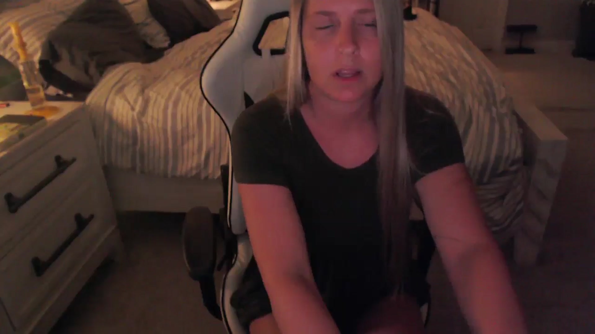 Gallery image thumbnail from ZenZoey's myfreecams stream on, 04/23/2025, 03:23 image 17 of 20