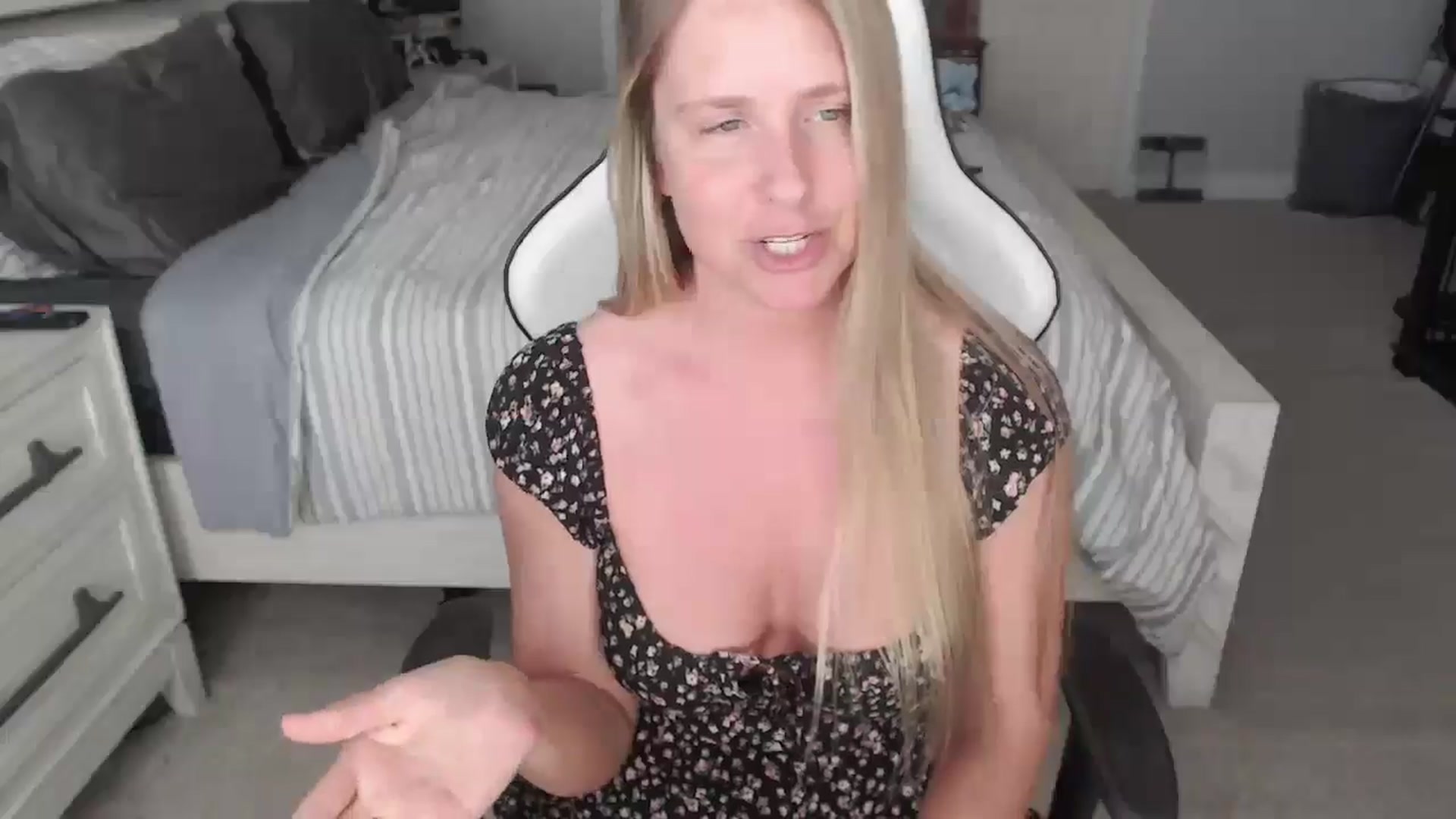 Gallery image thumbnail from ZenZoey's myfreecams stream on, 04/23/2025, 16:56 image 20 of 20