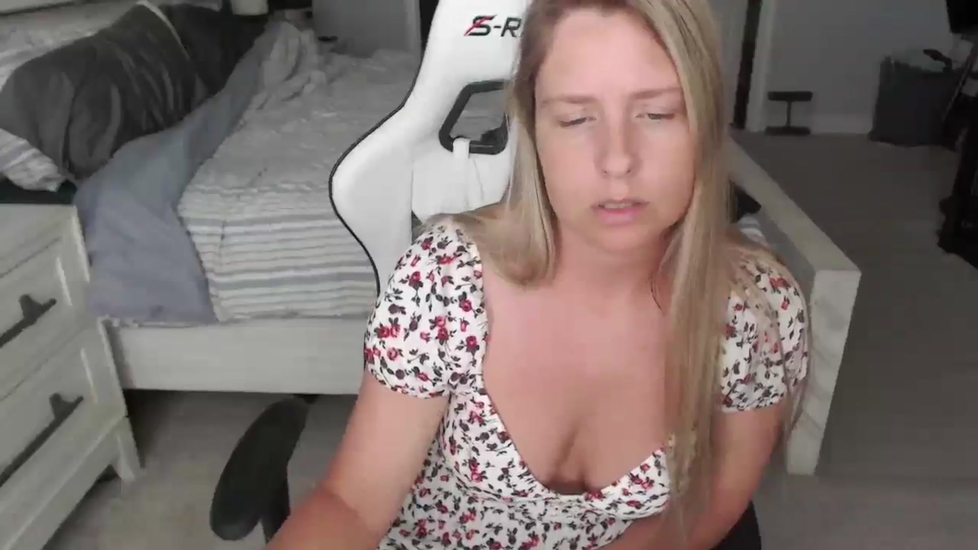 Gallery image thumbnail from ZenZoey's myfreecams stream on, 04/29/2025, 15:27 image 4 of 20