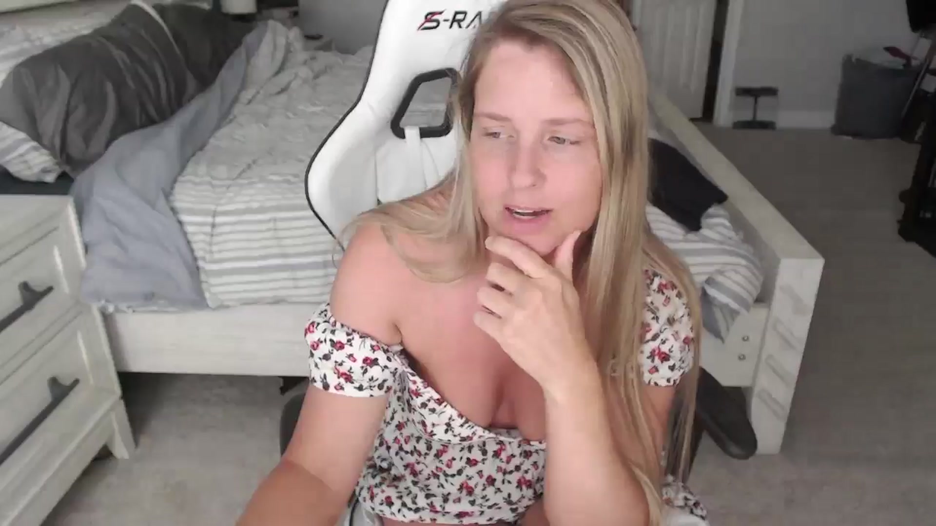 Gallery image thumbnail from ZenZoey's myfreecams stream on, 04/29/2025, 15:27 image 20 of 20