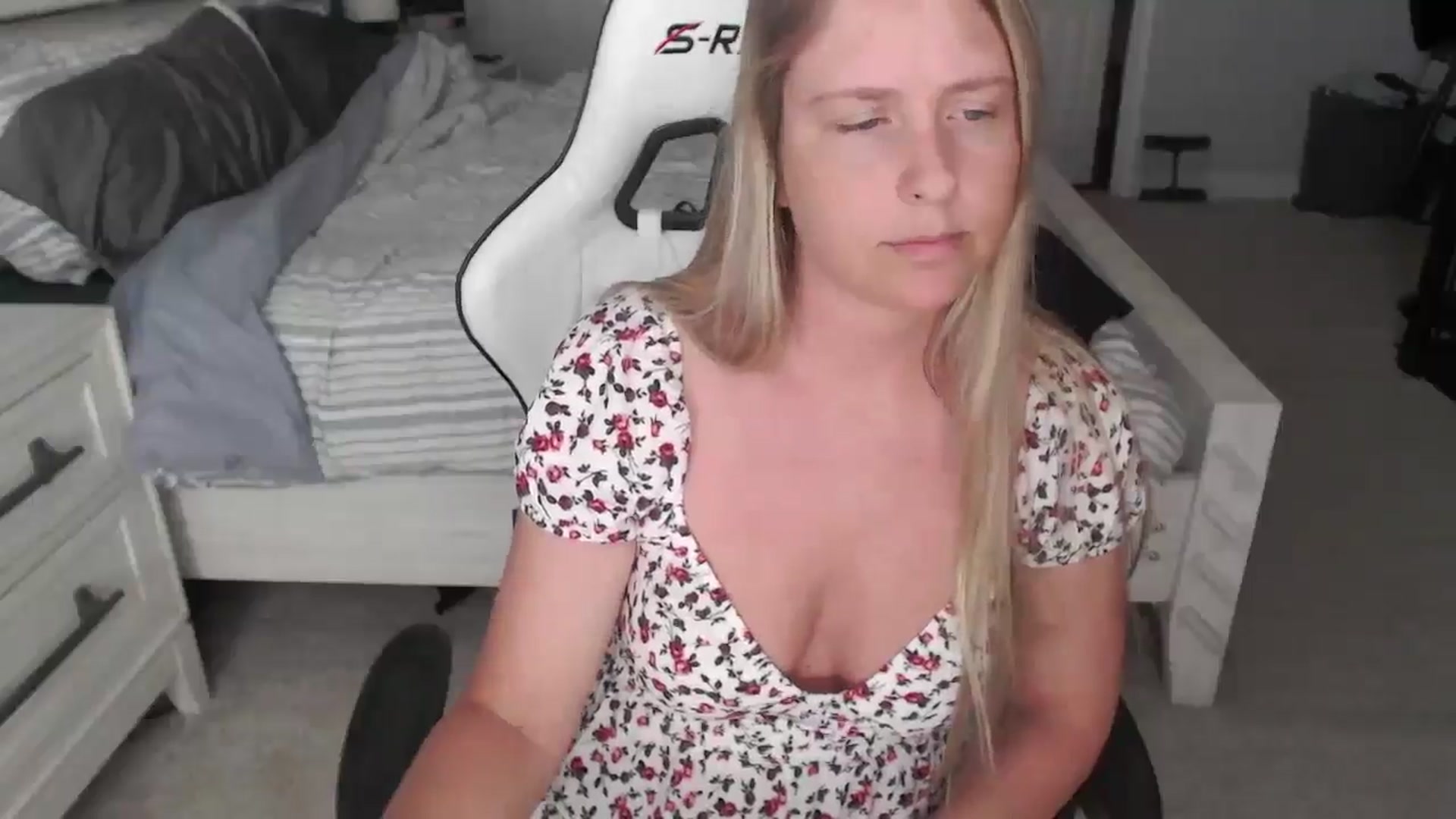 Gallery image thumbnail from ZenZoey's myfreecams stream on, 04/29/2025, 15:27 image 3 of 20