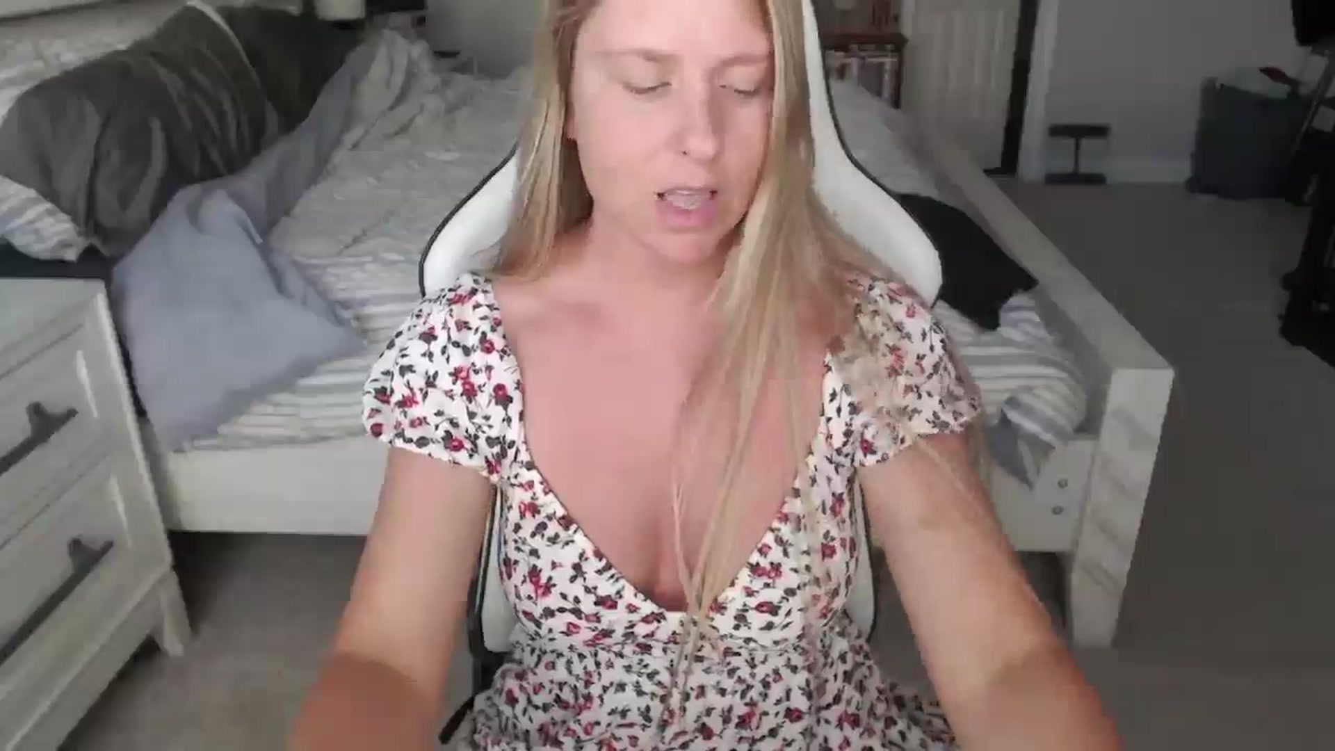 Gallery image thumbnail from ZenZoey's myfreecams stream on, 04/29/2025, 16:48 image 9 of 20