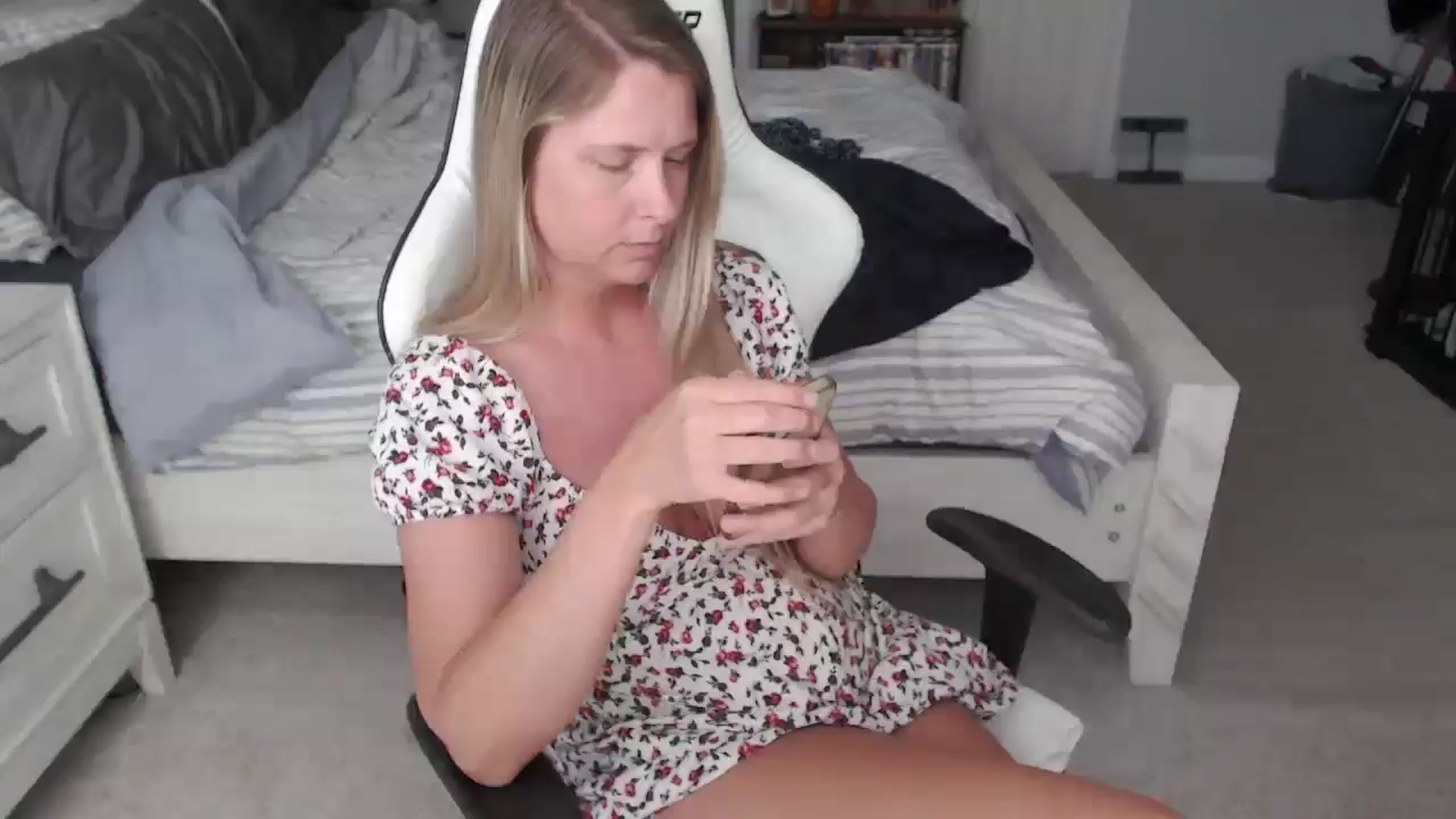 Gallery image thumbnail from ZenZoey's myfreecams stream on, 04/29/2025, 19:10 image 12 of 20