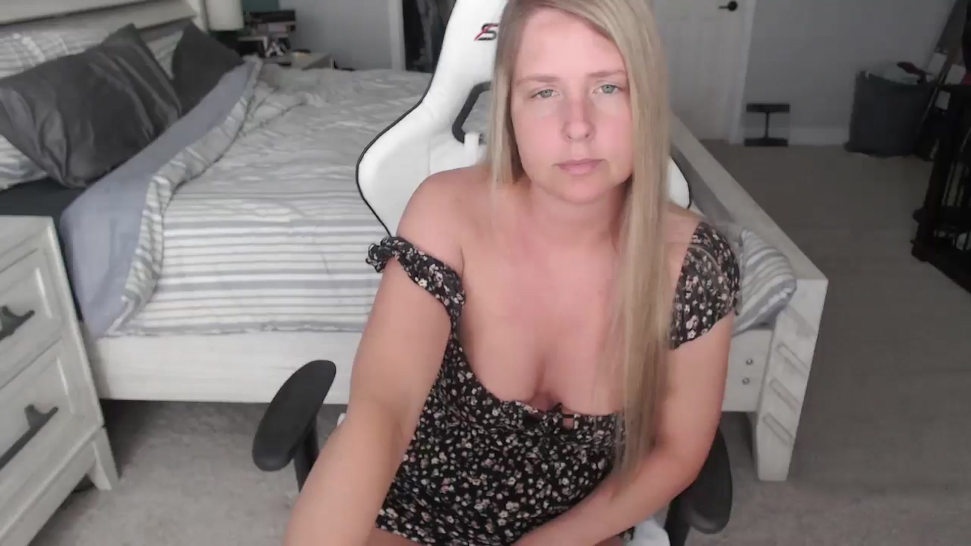 Gallery image thumbnail from ZenZoey's myfreecams stream on, 04/30/2025, 16:23 image 4 of 20