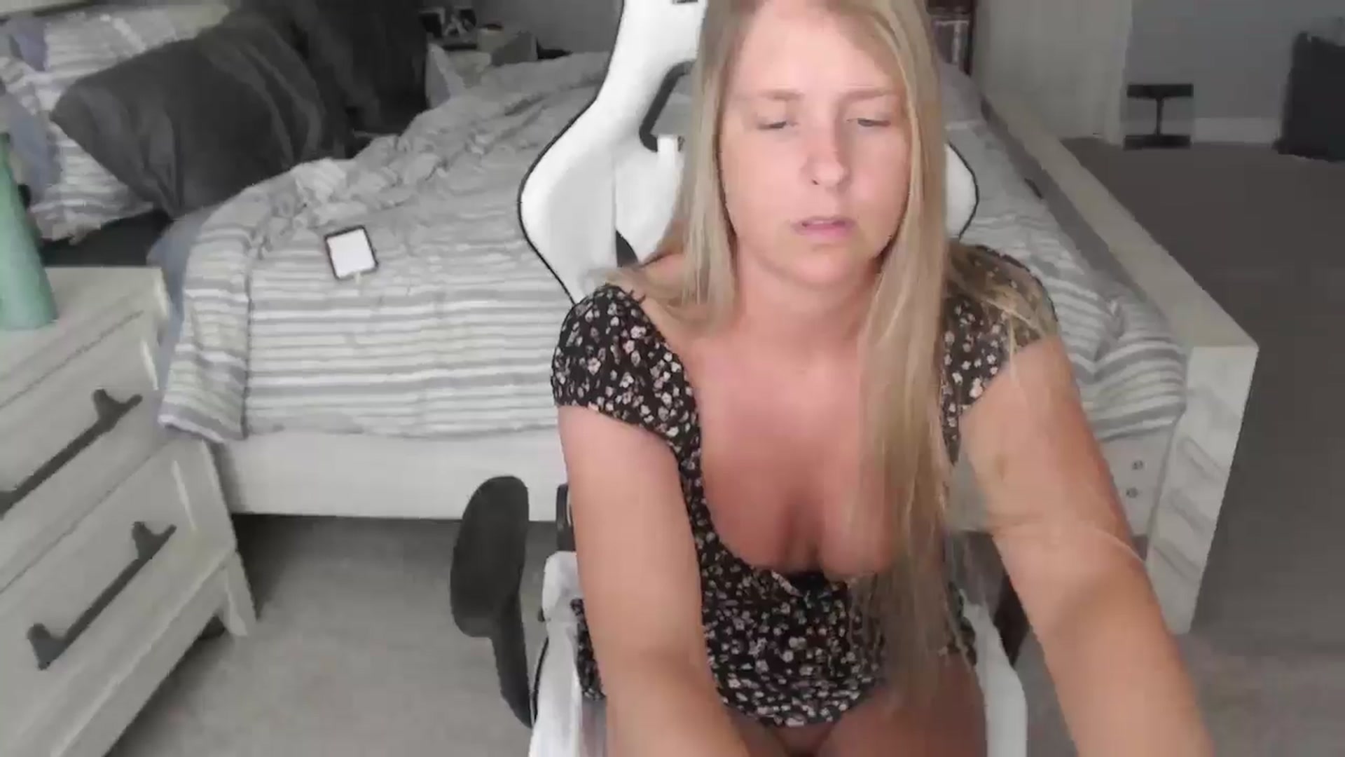 Gallery image thumbnail from ZenZoey's myfreecams stream on, 04/30/2025, 17:19 image 17 of 20