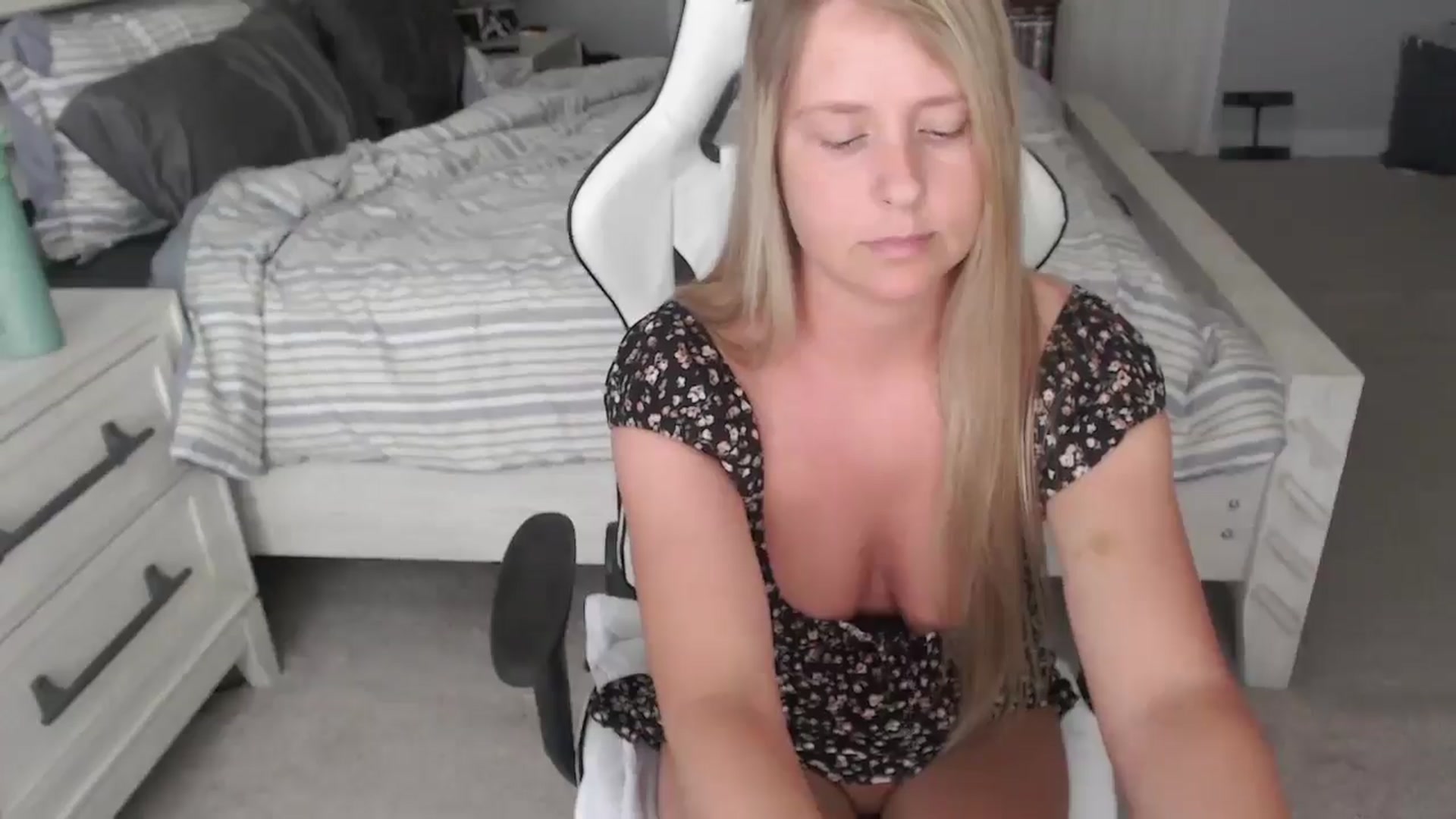 Gallery image thumbnail from ZenZoey's myfreecams stream on, 04/30/2025, 17:19 image 6 of 20