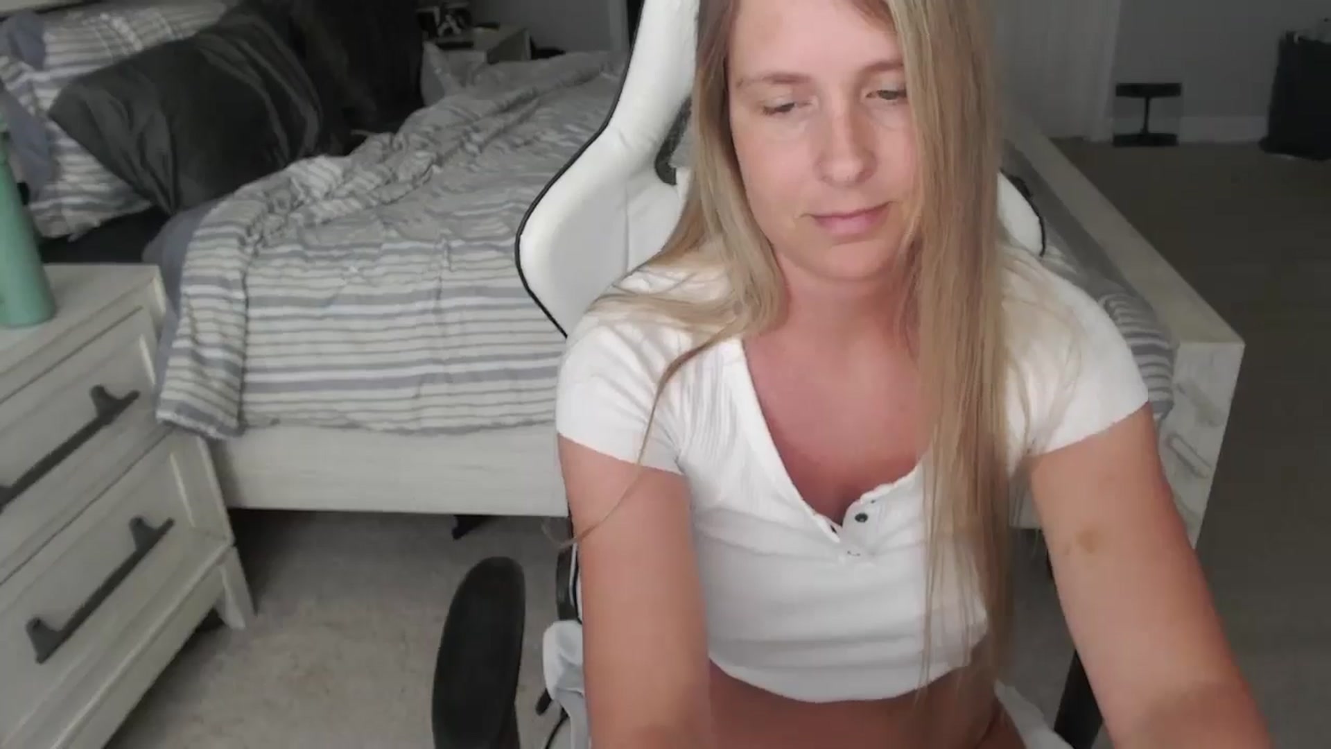 Gallery image thumbnail from ZenZoey's myfreecams stream on, 04/30/2025, 17:44 image 14 of 20
