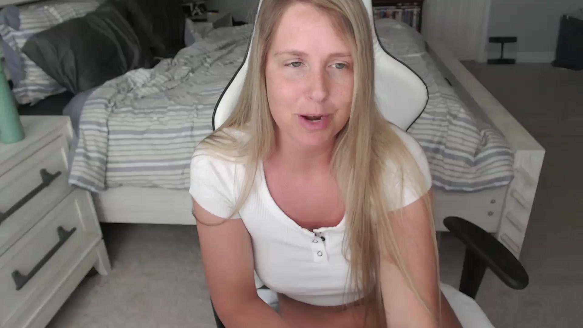Gallery image thumbnail from ZenZoey's myfreecams stream on, 04/30/2025, 17:44 image 9 of 20