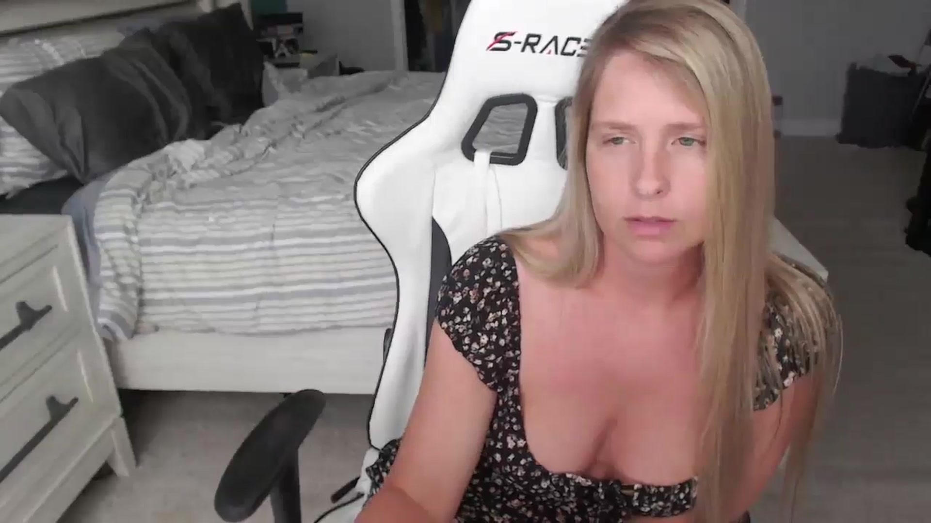 Gallery image thumbnail from ZenZoey's myfreecams stream on, 04/30/2025, 20:19 image 7 of 20