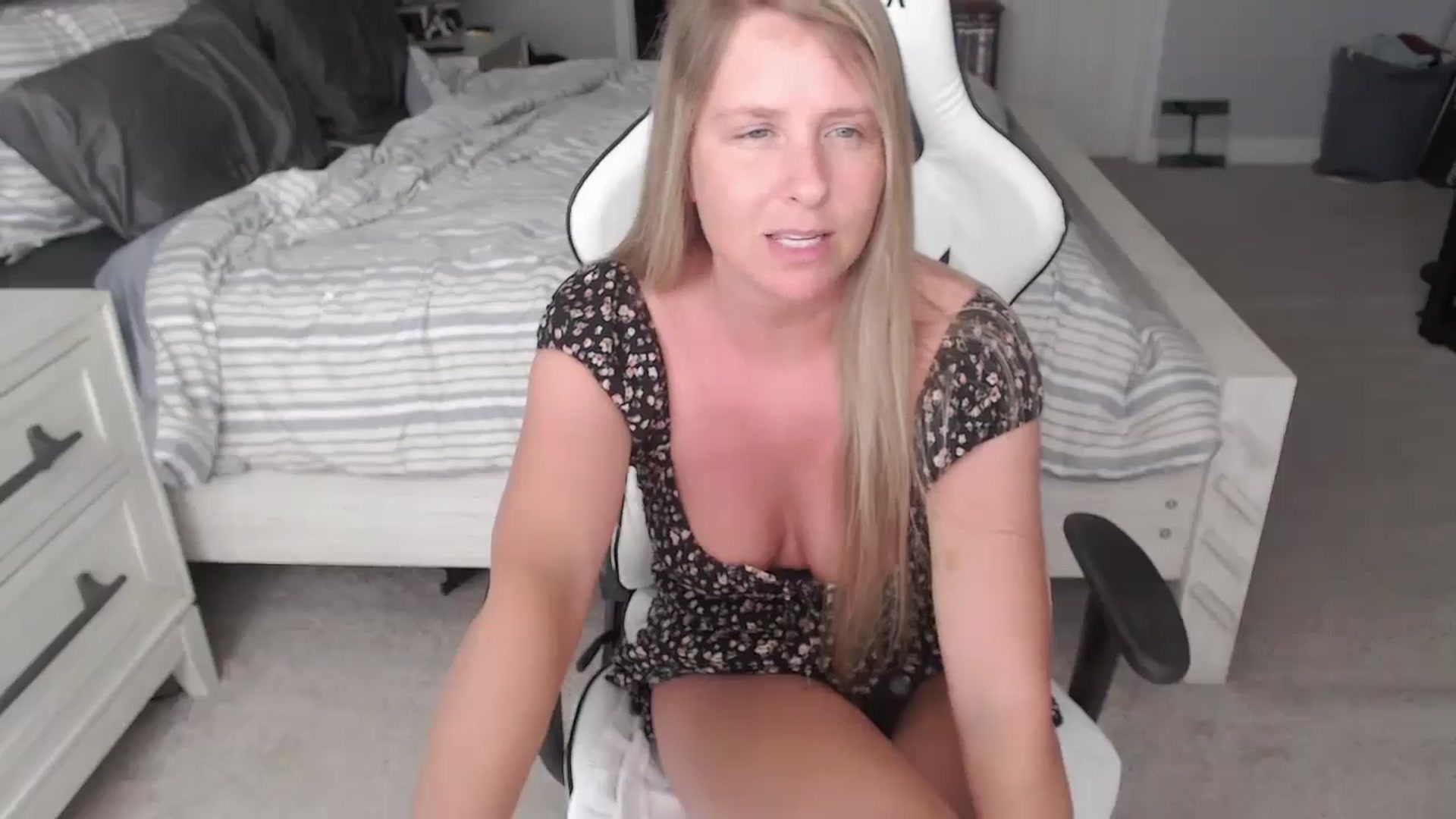 Gallery image thumbnail from ZenZoey's myfreecams stream on, 04/30/2025, 20:19 image 10 of 20