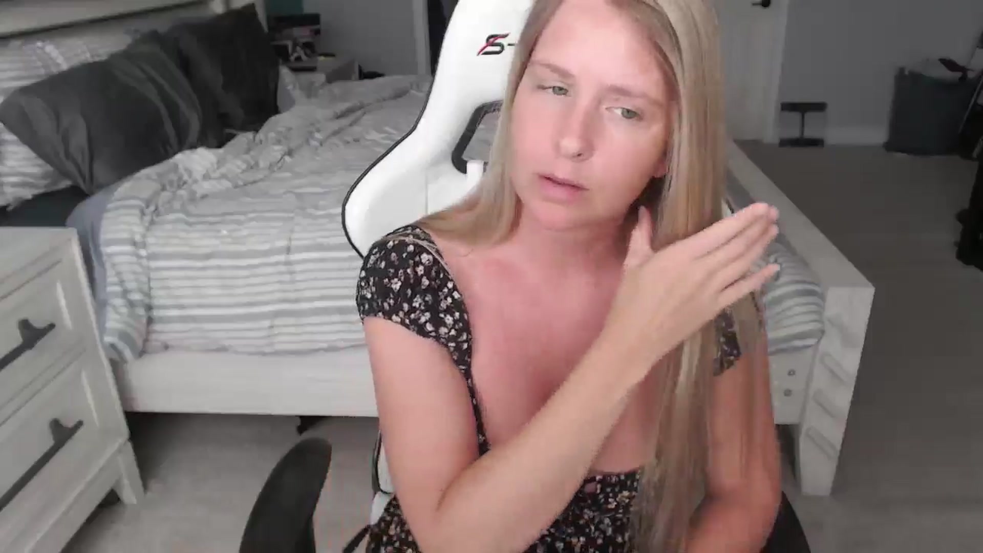 Gallery image thumbnail from ZenZoey's myfreecams stream on, 04/30/2025, 20:19 image 6 of 20